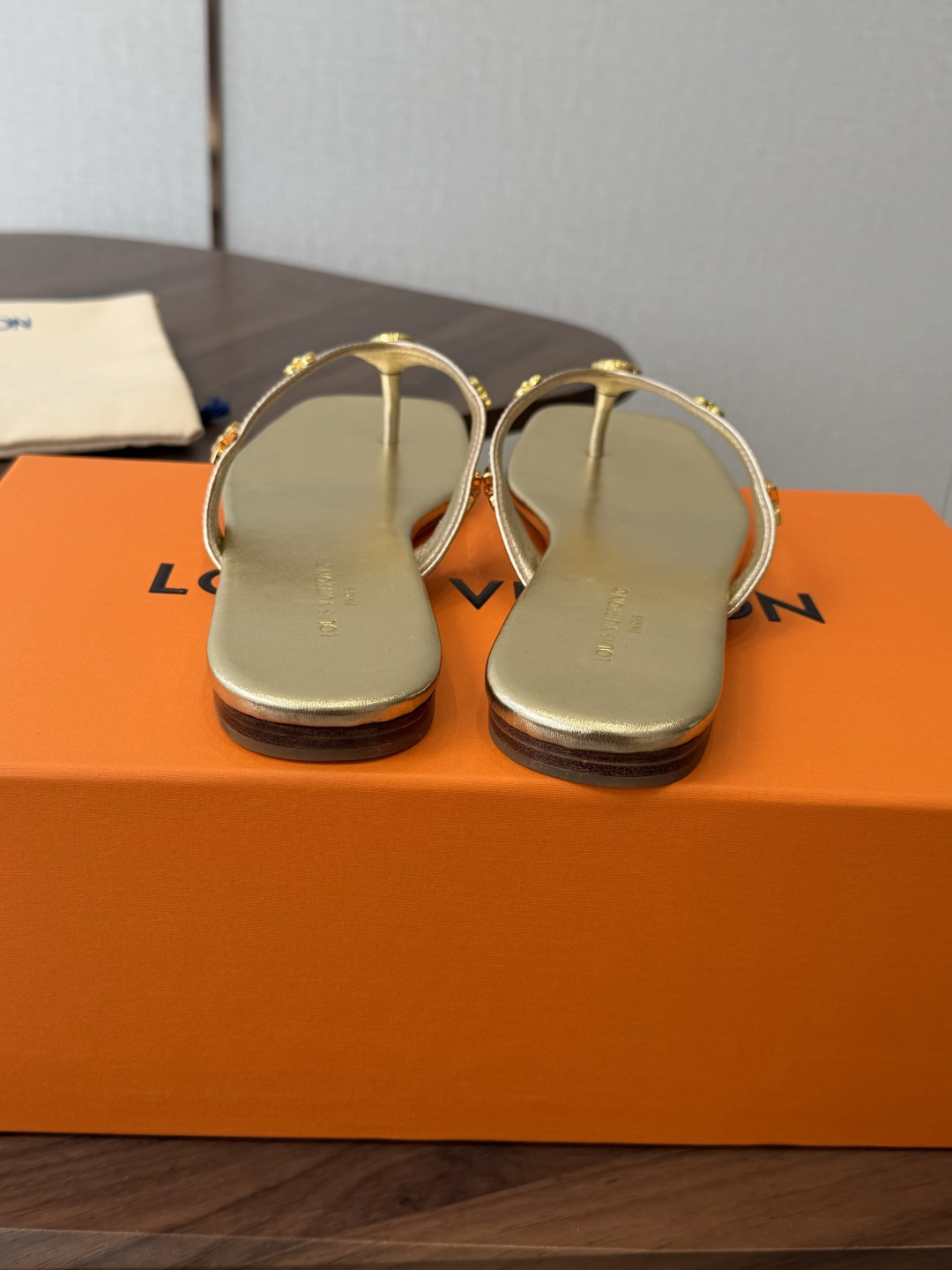 Louis vuitton 26ss 沙滩人字拖 又一爆款 最新 顶配版本LV一出即巅峰的超爆款拖鞋面包
