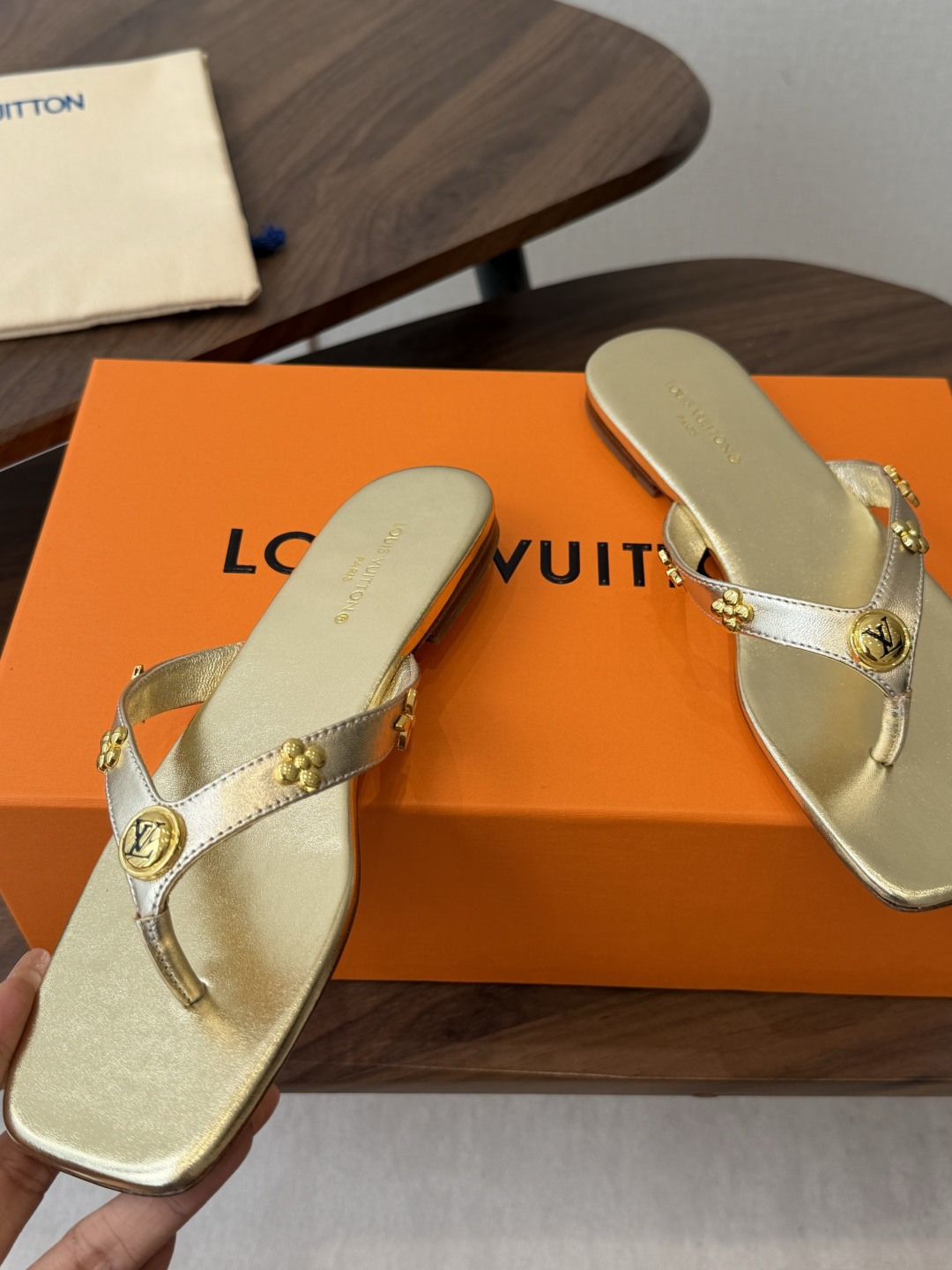 Louis vuitton 26ss 沙滩人字拖 又一爆款 最新 顶配版本LV一出即巅峰的超爆款拖鞋面包