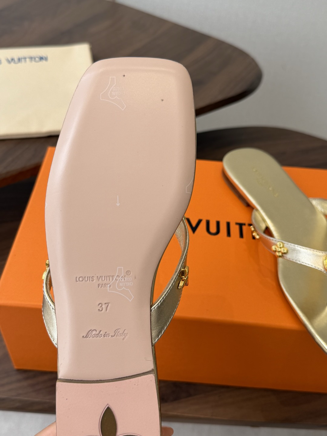 Louis vuitton 26ss 沙滩人字拖 又一爆款 最新 顶配版本LV一出即巅峰的超爆款拖鞋面包
