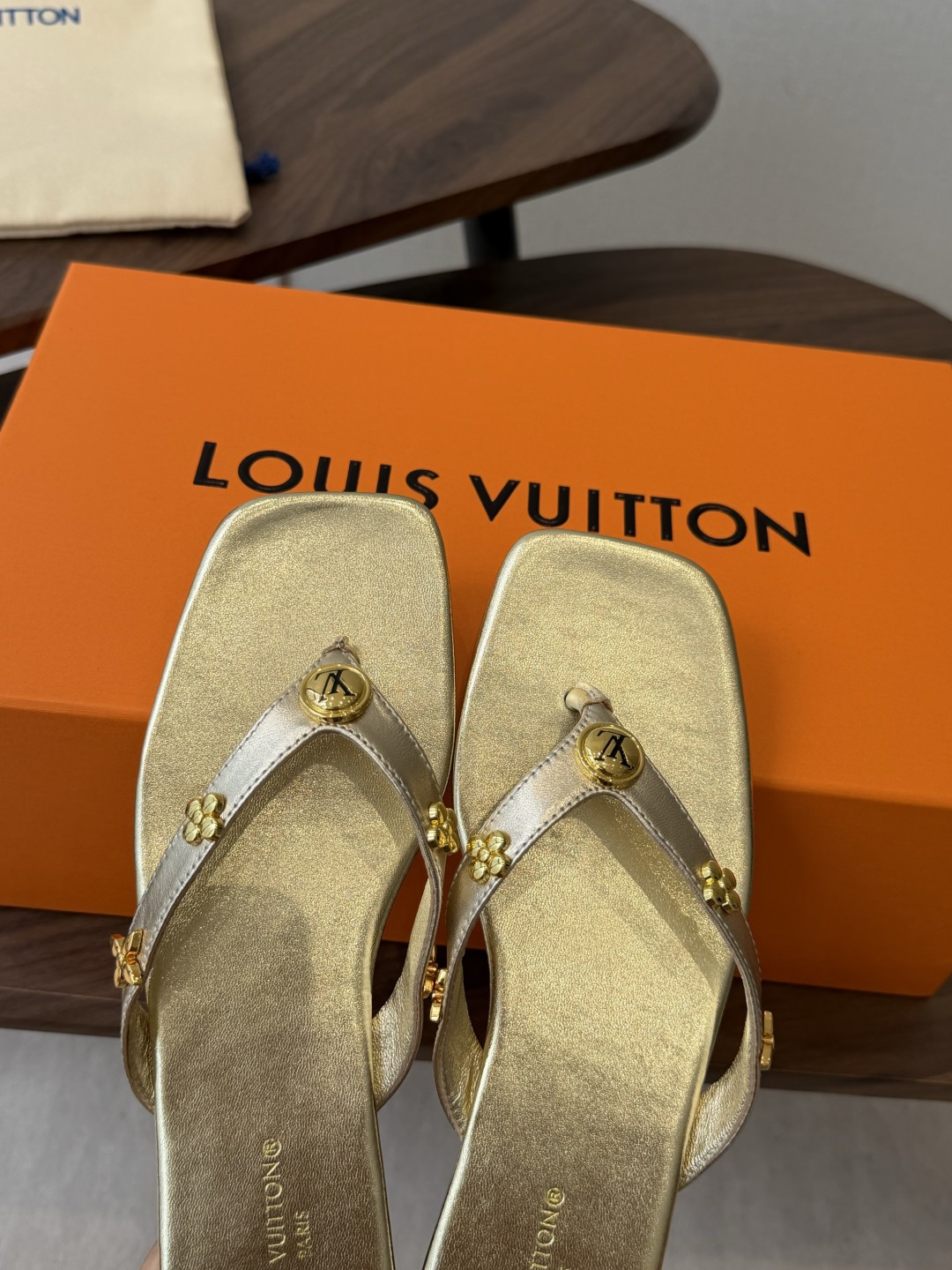 Louis vuitton 26ss 沙滩人字拖 又一爆款 最新 顶配版本LV一出即巅峰的超爆款拖鞋面包