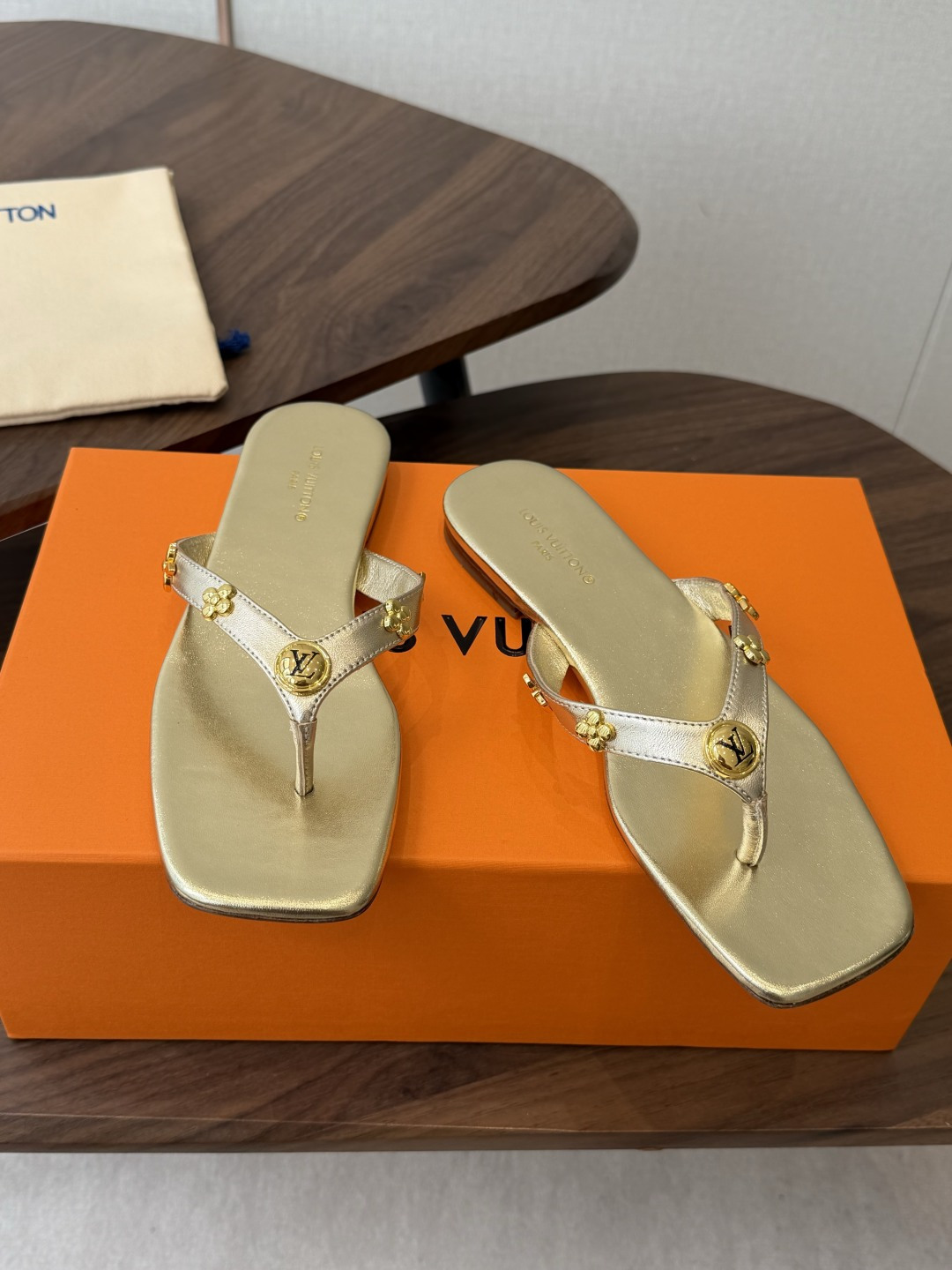 Louis vuitton 26ss 沙滩人字拖 又一爆款 最新 顶配版本LV一出即巅峰的超爆款拖鞋面包