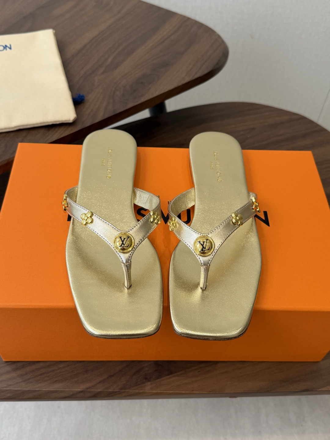 Louis vuitton 26ss 沙滩人字拖 又一爆款 最新 顶配版本LV一出即巅峰的超爆款拖鞋面包