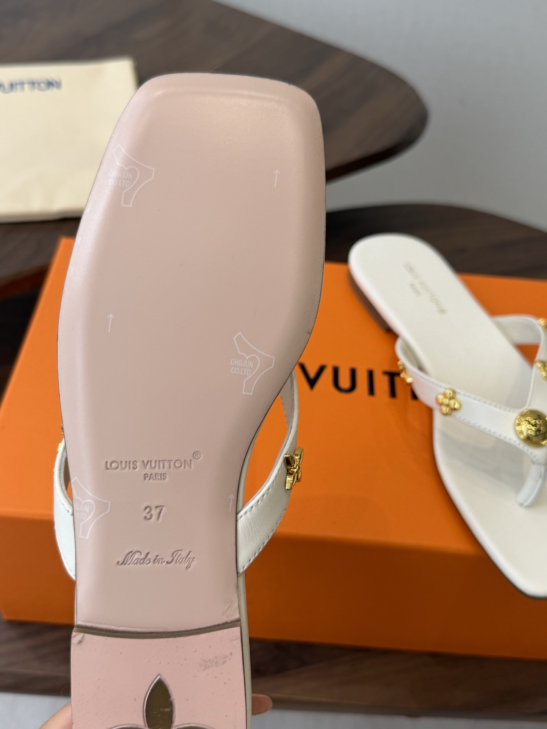Louis vuitton 26ss 沙滩人字拖 又一爆款 最新 顶配版本LV一出即巅峰的超爆款拖鞋面包