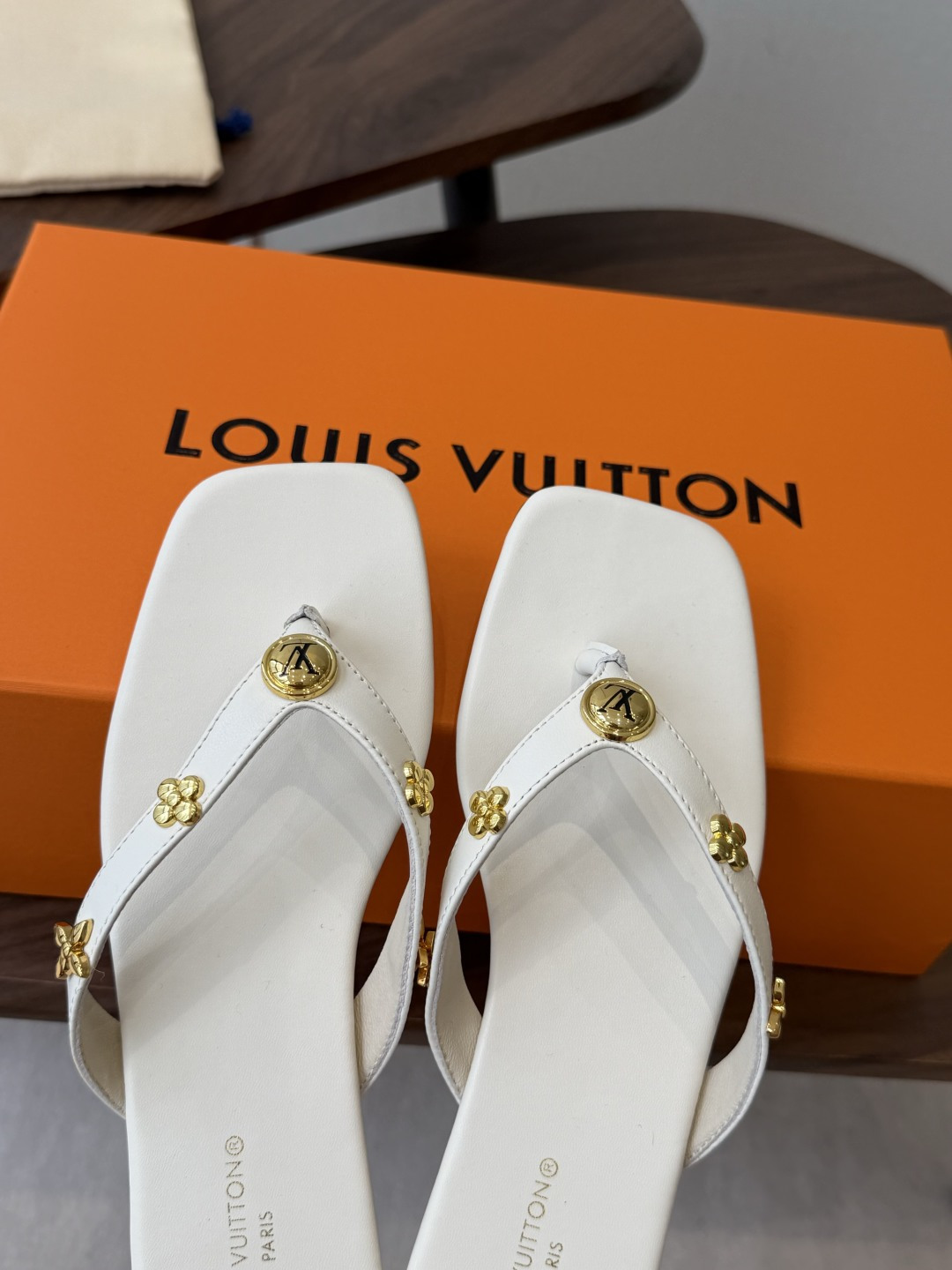 Louis vuitton 26ss 沙滩人字拖 又一爆款 最新 顶配版本LV一出即巅峰的超爆款拖鞋面包