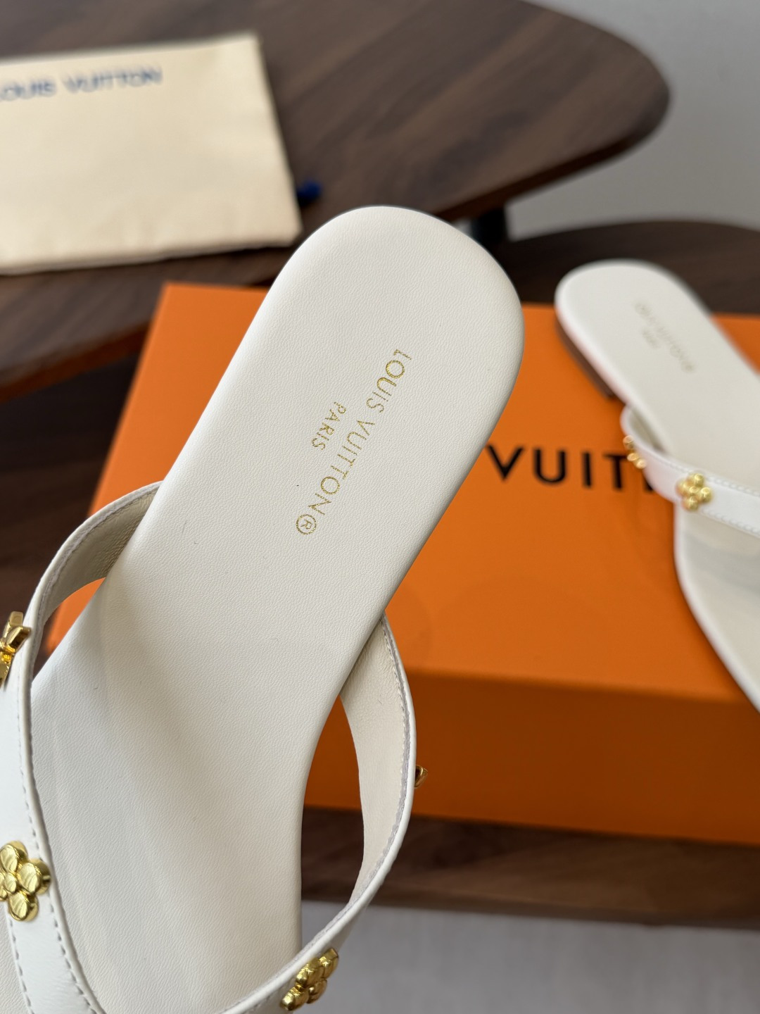 Louis vuitton 26ss 沙滩人字拖 又一爆款 最新 顶配版本LV一出即巅峰的超爆款拖鞋面包