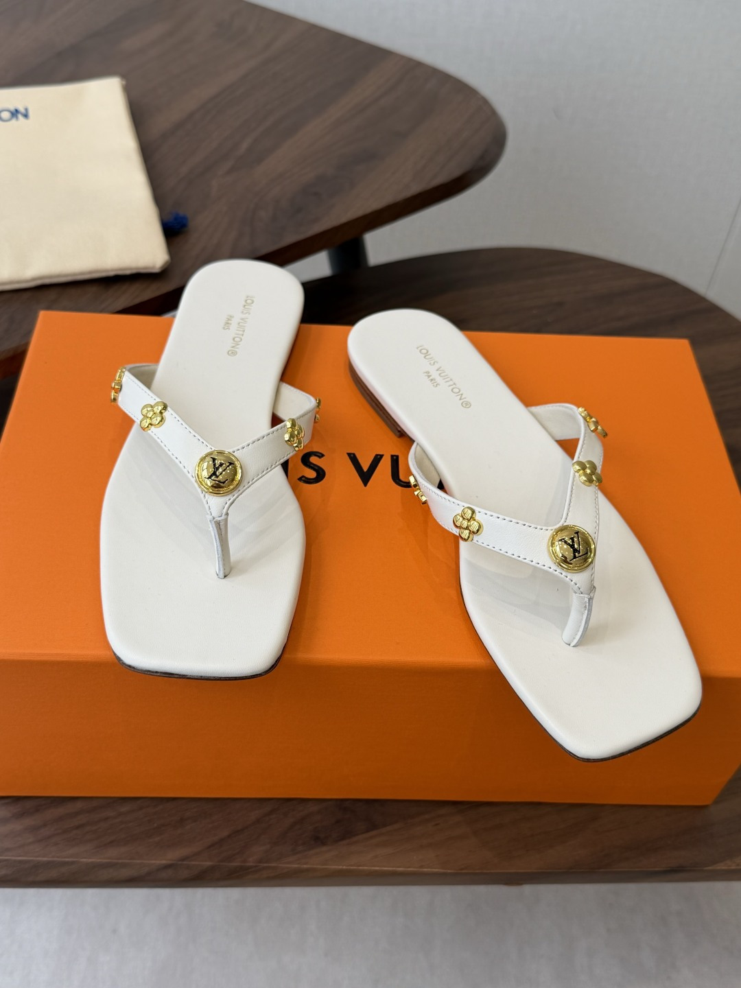 Louis vuitton 26ss 沙滩人字拖 又一爆款 最新 顶配版本LV一出即巅峰的超爆款拖鞋面包