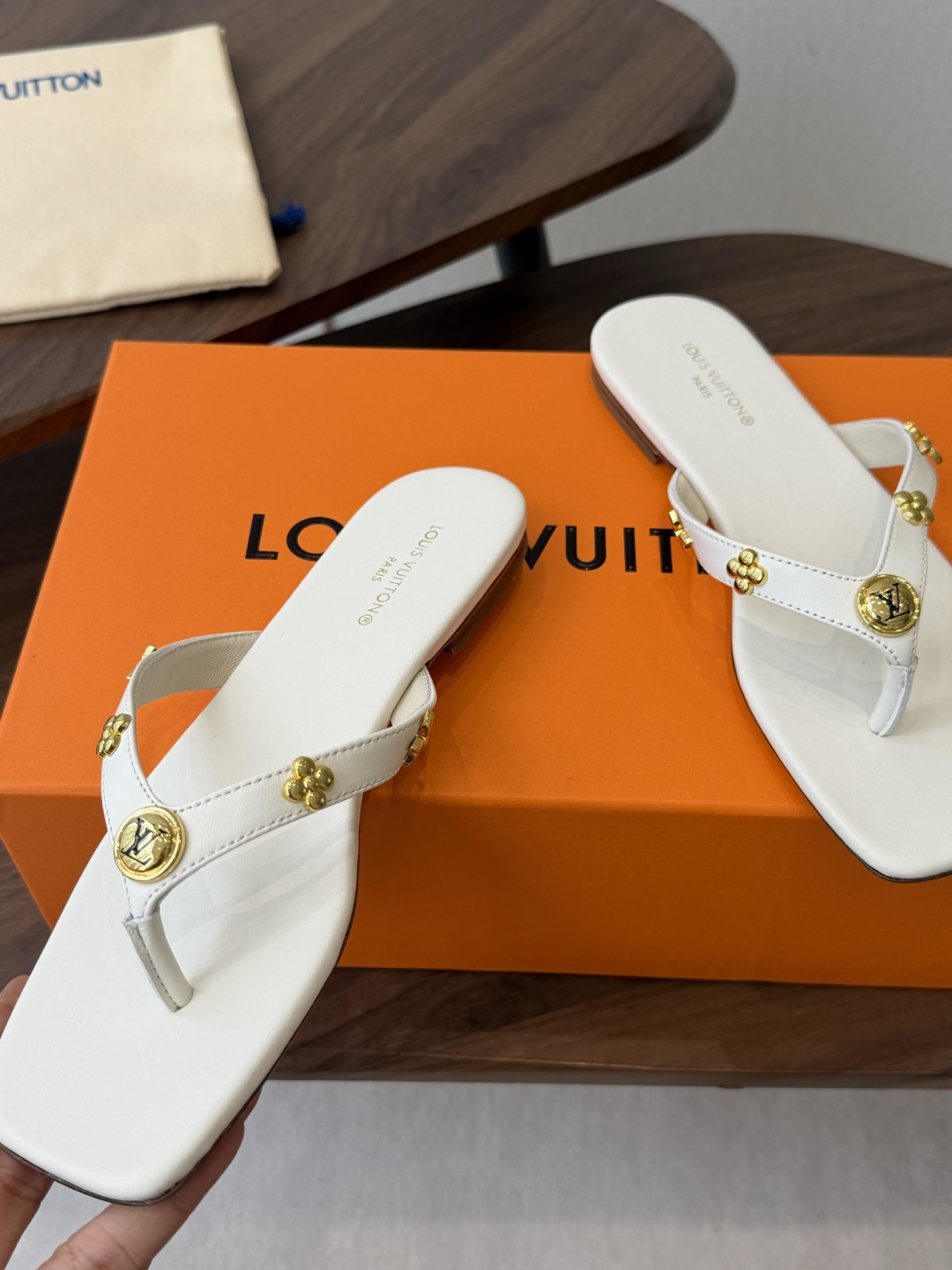 Louis vuitton 26ss 沙滩人字拖 又一爆款 最新 顶配版本LV一出即巅峰的超爆款拖鞋面包