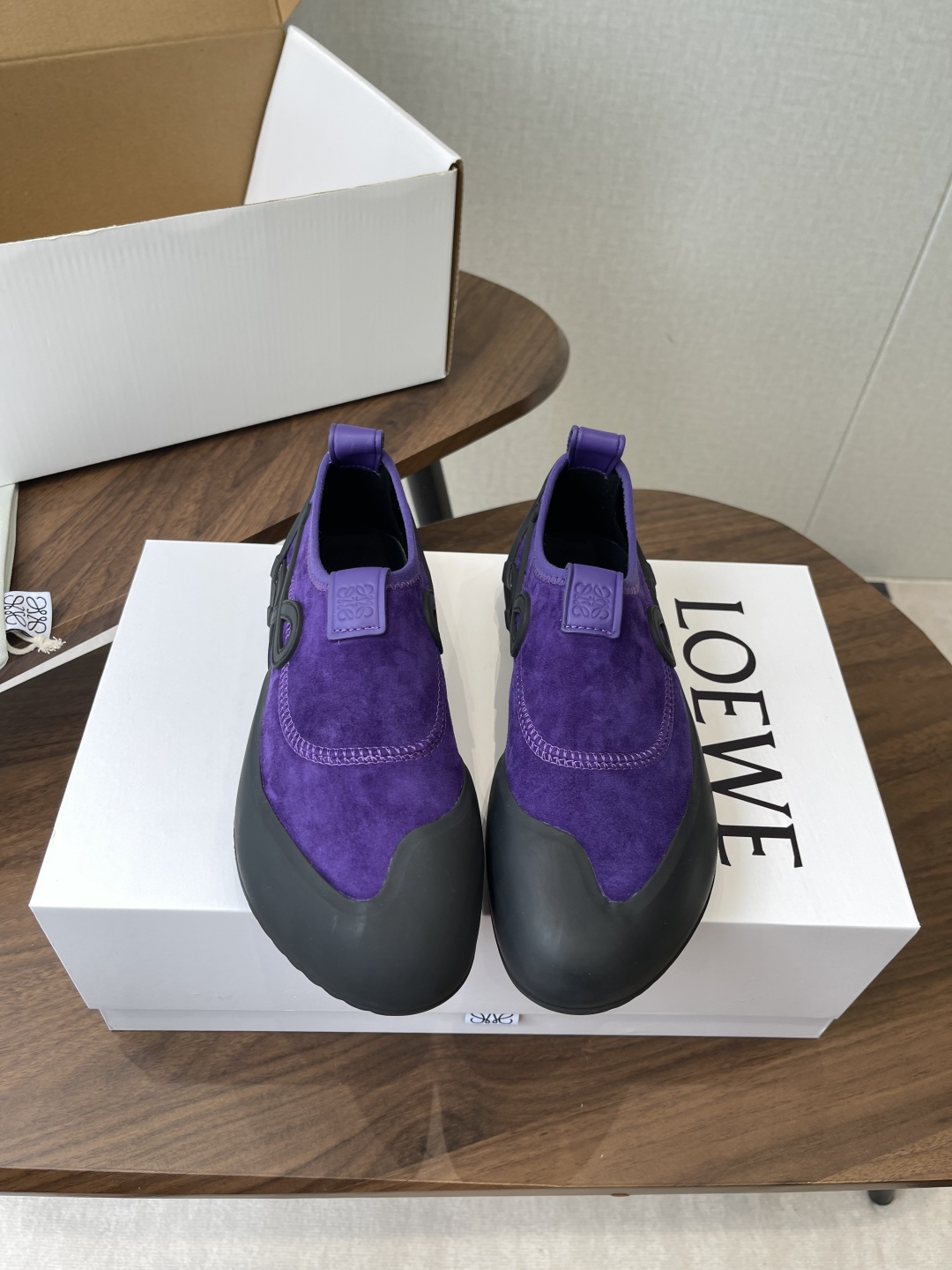 LOEWE26ss春夏新款休闲运动登山鞋这款鞋以简约为骨，以质感为翼，将低调与精致完美融合。流畅的鞋型线