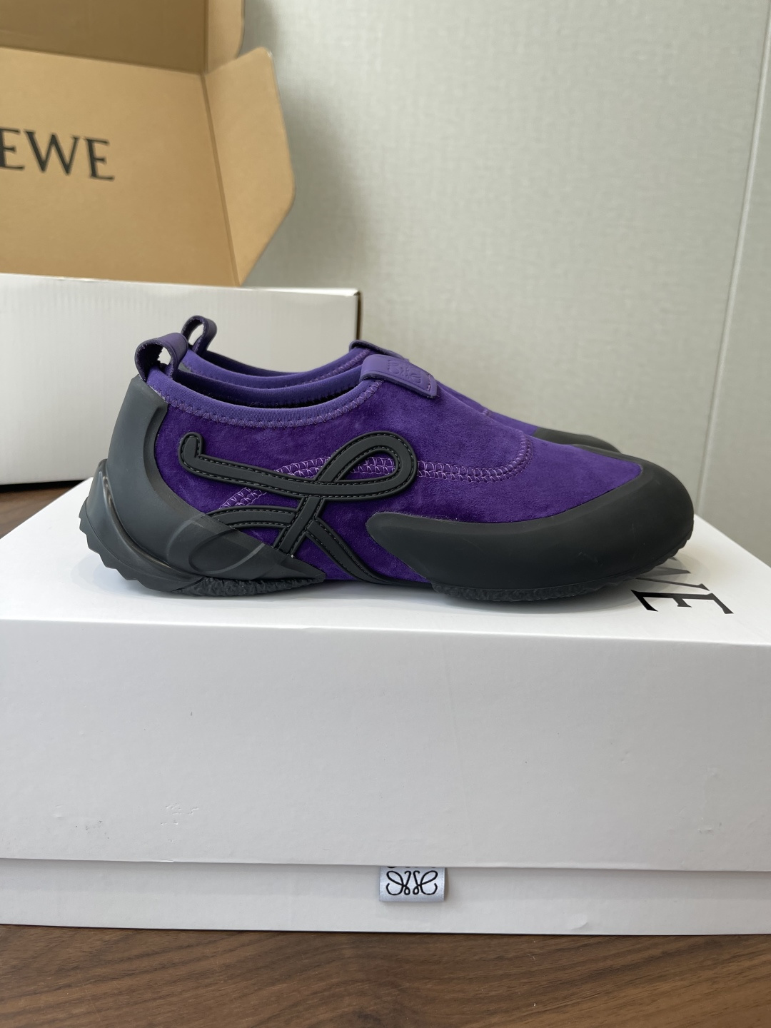LOEWE26ss春夏新款休闲运动登山鞋这款鞋以简约为骨，以质感为翼，将低调与精致完美融合。流畅的鞋型线