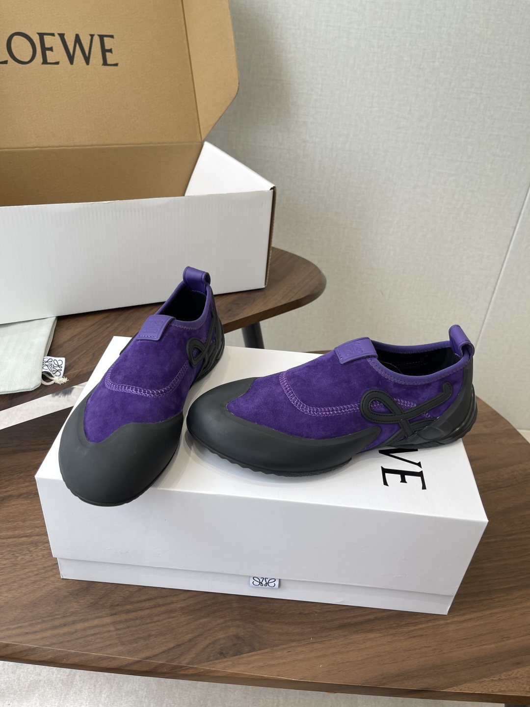LOEWE26ss春夏新款休闲运动登山鞋这款鞋以简约为骨，以质感为翼，将低调与精致完美融合。流畅的鞋型线