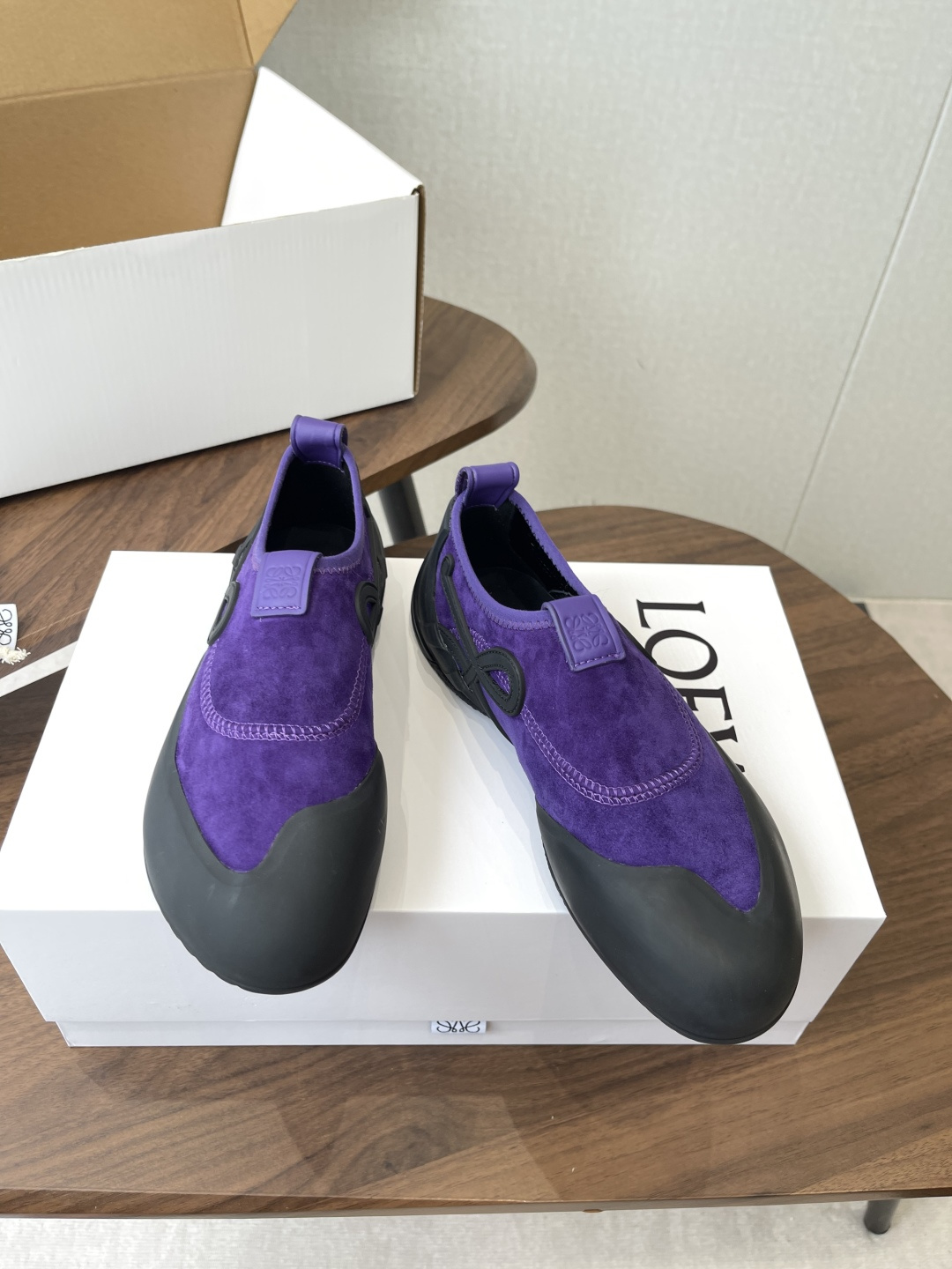LOEWE26ss春夏新款休闲运动登山鞋这款鞋以简约为骨，以质感为翼，将低调与精致完美融合。流畅的鞋型线