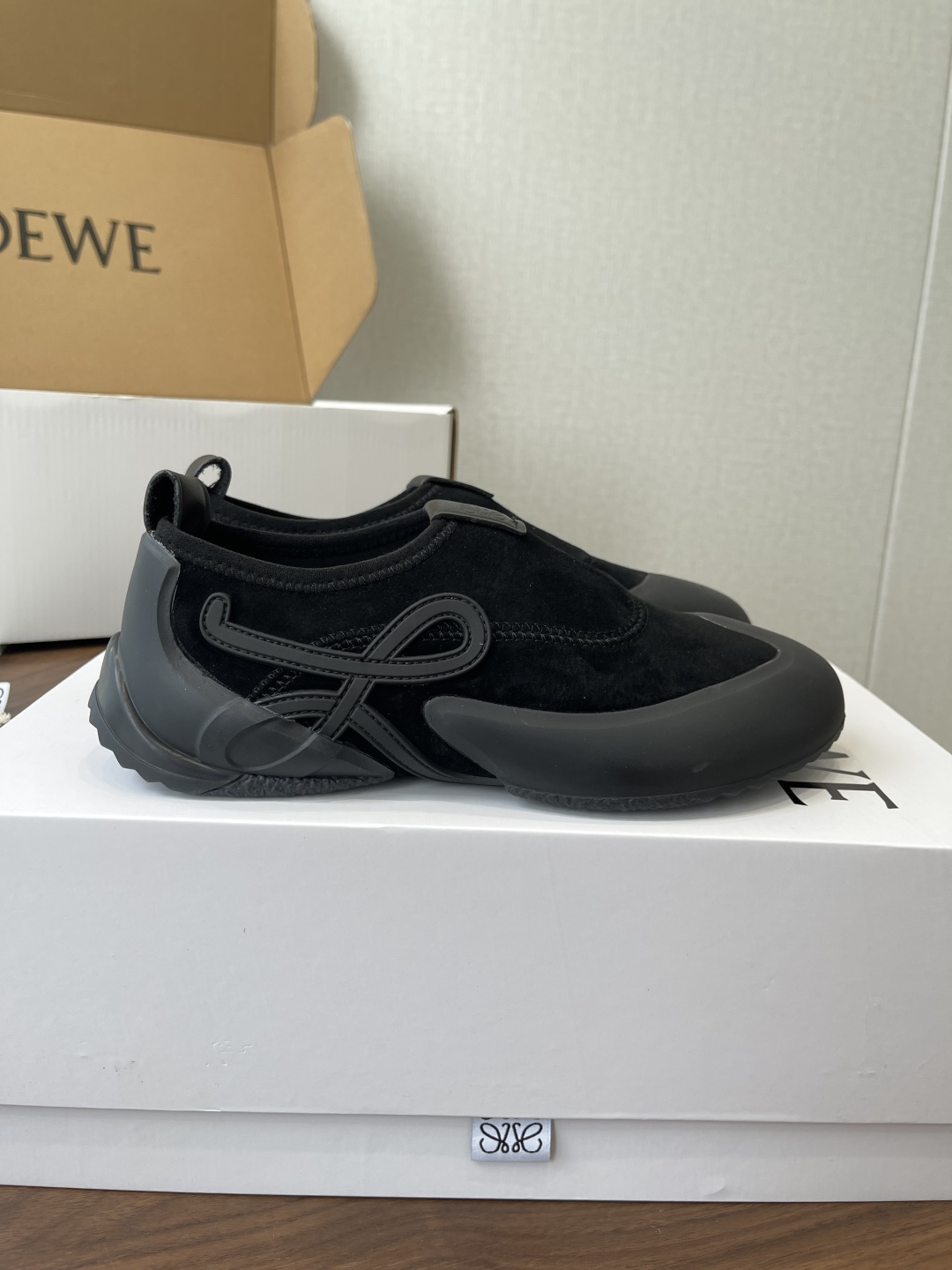 LOEWE26ss春夏新款休闲运动登山鞋这款鞋以简约为骨，以质感为翼，将低调与精致完美融合。流畅的鞋型线
