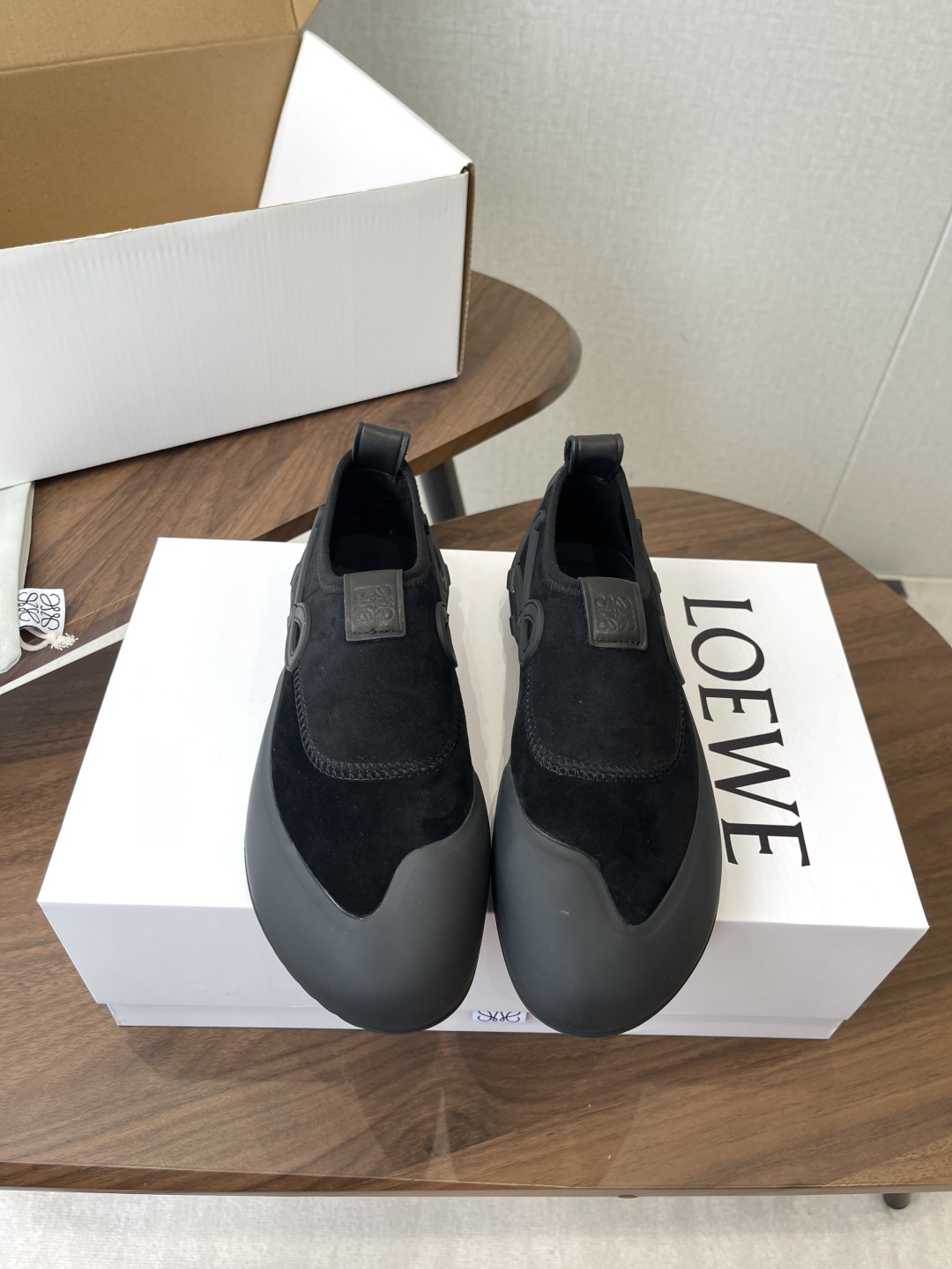 LOEWE26ss春夏新款休闲运动登山鞋这款鞋以简约为骨，以质感为翼，将低调与精致完美融合。流畅的鞋型线