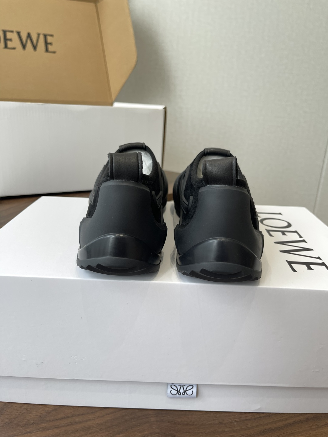 LOEWE26ss春夏新款休闲运动登山鞋这款鞋以简约为骨，以质感为翼，将低调与精致完美融合。流畅的鞋型线
