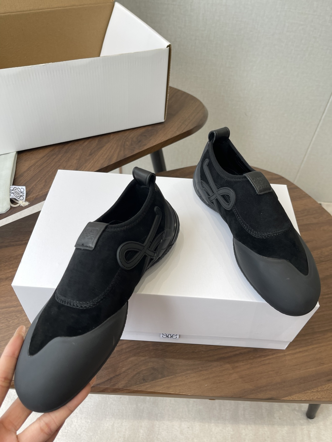 LOEWE26ss春夏新款休闲运动登山鞋这款鞋以简约为骨，以质感为翼，将低调与精致完美融合。流畅的鞋型线