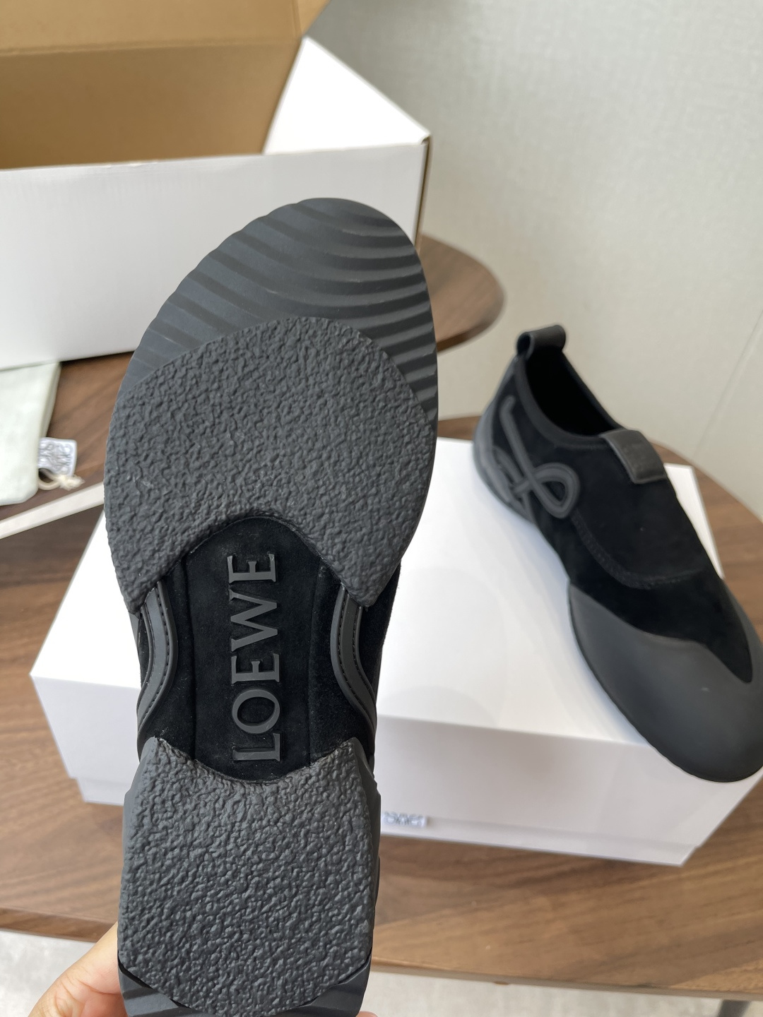 LOEWE26ss春夏新款休闲运动登山鞋这款鞋以简约为骨，以质感为翼，将低调与精致完美融合。流畅的鞋型线