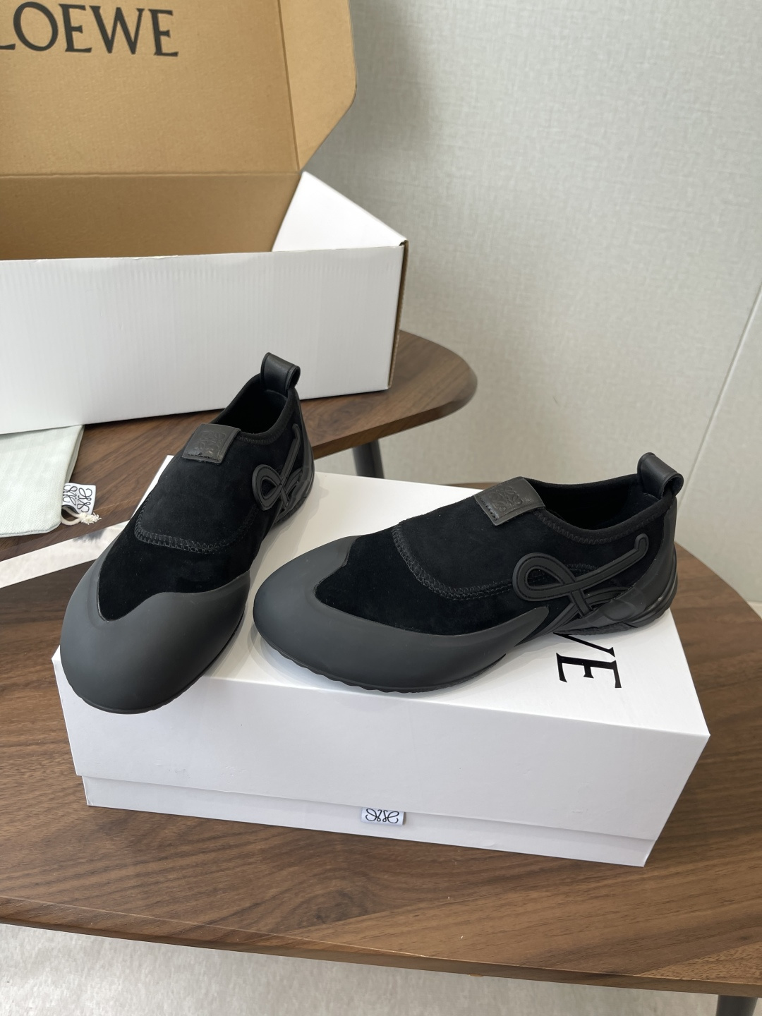 LOEWE26ss春夏新款休闲运动登山鞋这款鞋以简约为骨，以质感为翼，将低调与精致完美融合。流畅的鞋型线