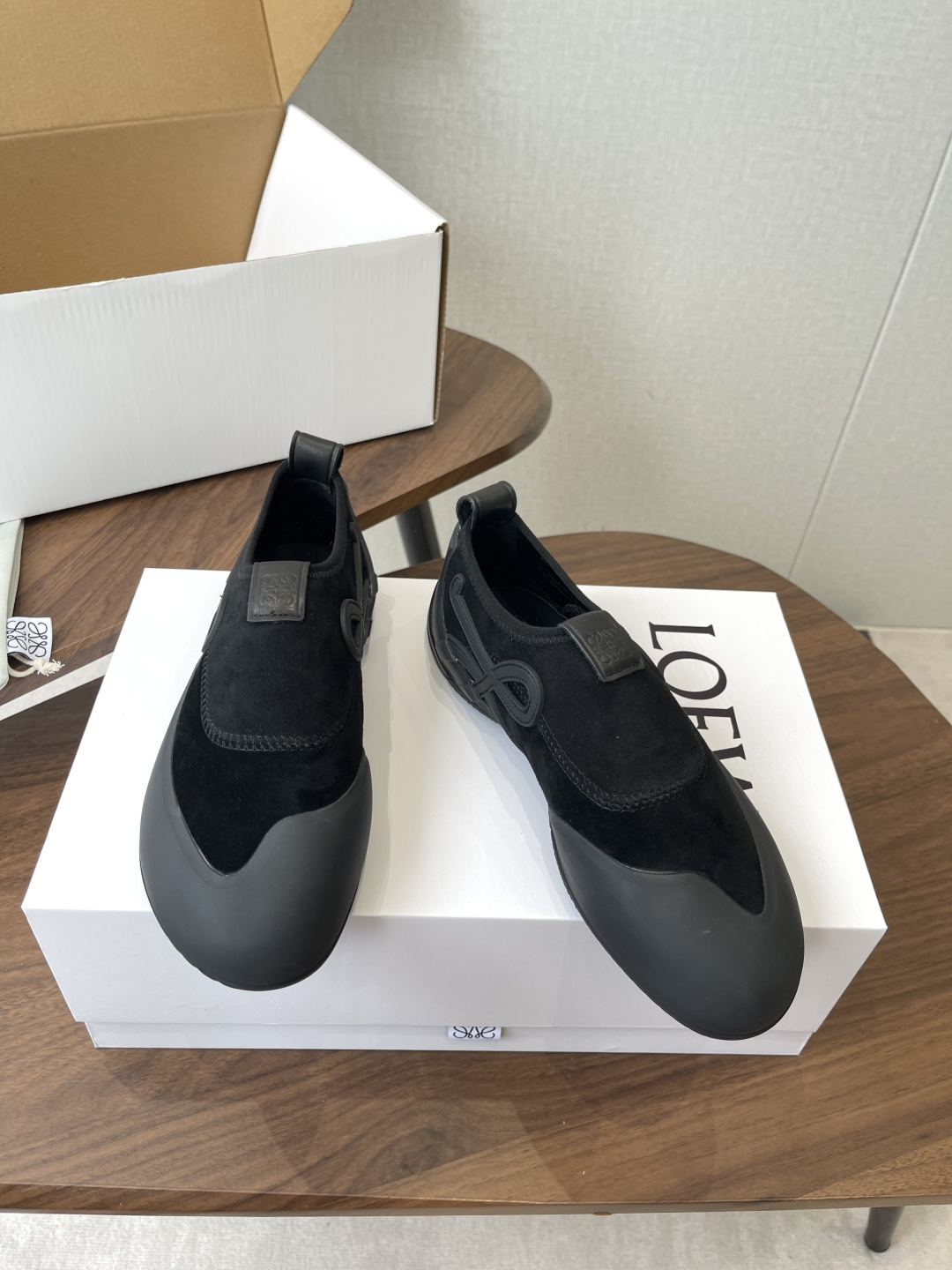 LOEWE26ss春夏新款休闲运动登山鞋这款鞋以简约为骨，以质感为翼，将低调与精致完美融合。流畅的鞋型线