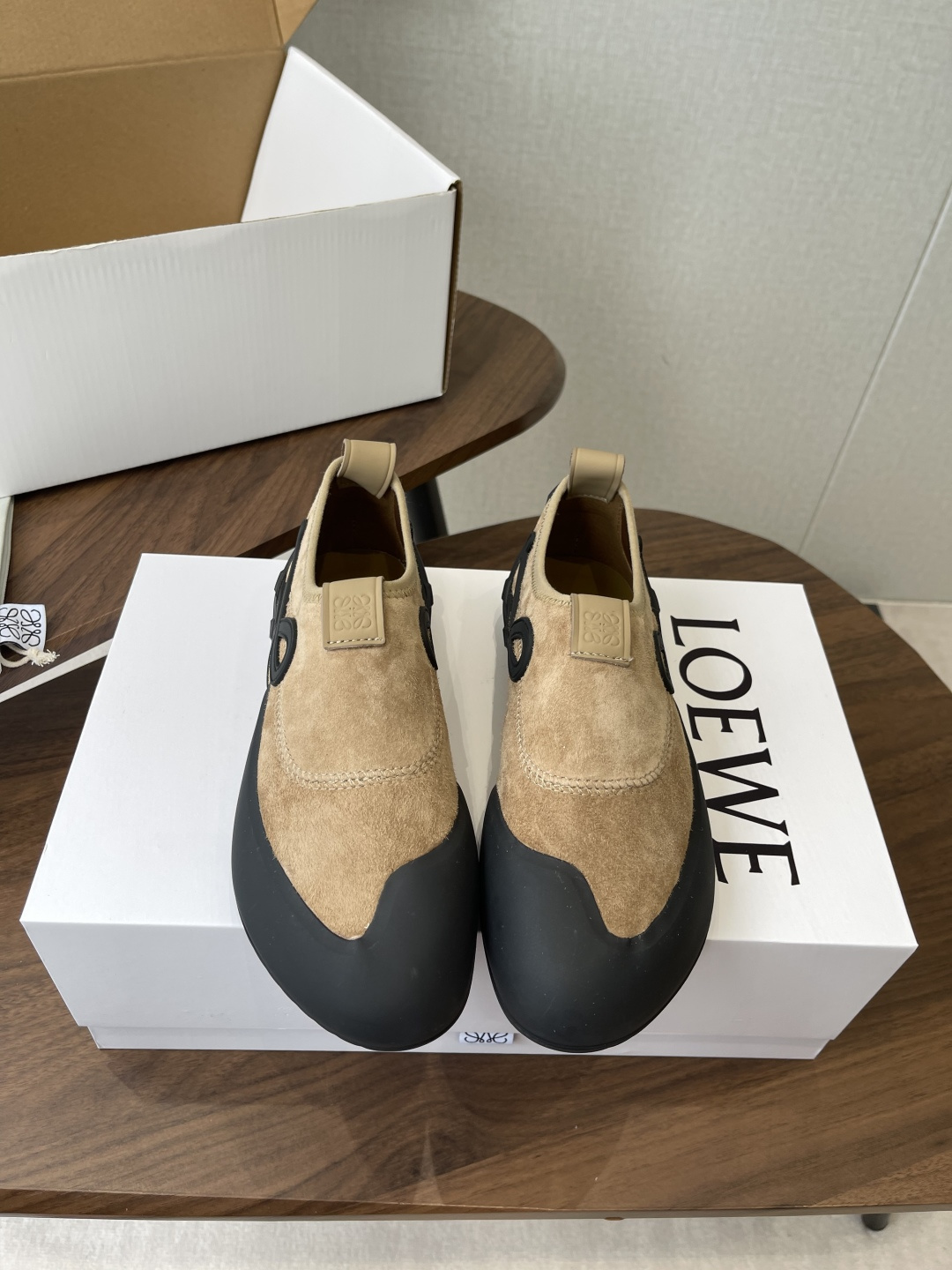 LOEWE26ss春夏新款休闲运动登山鞋这款鞋以简约为骨，以质感为翼，将低调与精致完美融合。流畅的鞋型线