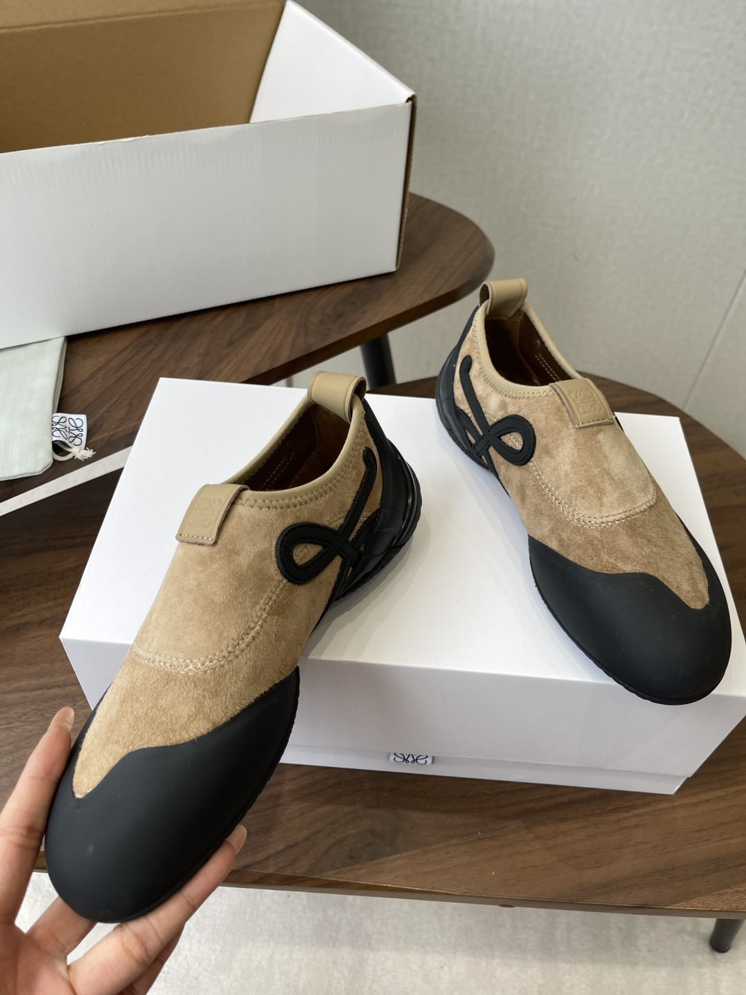LOEWE26ss春夏新款休闲运动登山鞋这款鞋以简约为骨，以质感为翼，将低调与精致完美融合。流畅的鞋型线