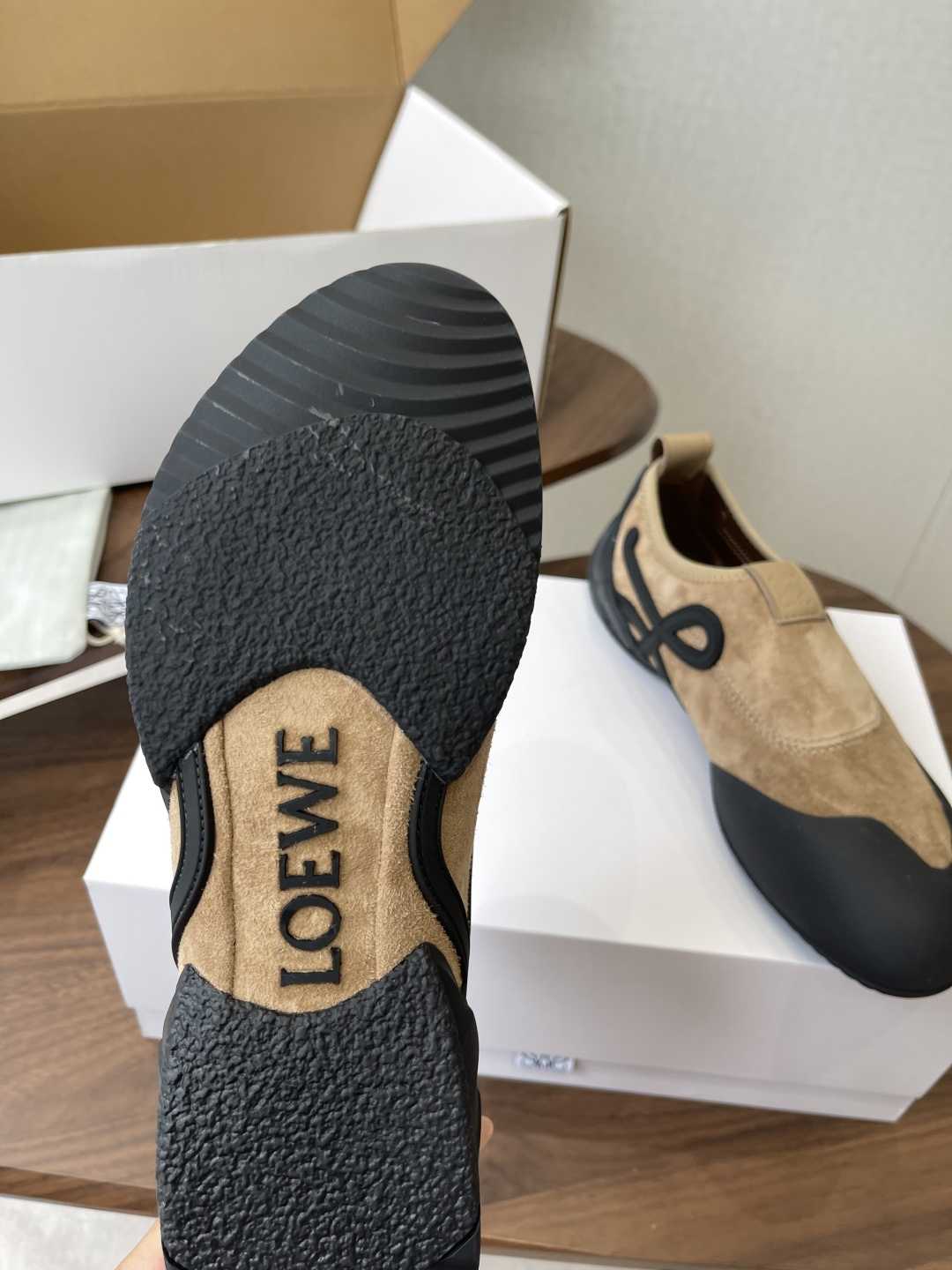 LOEWE26ss春夏新款休闲运动登山鞋这款鞋以简约为骨，以质感为翼，将低调与精致完美融合。流畅的鞋型线