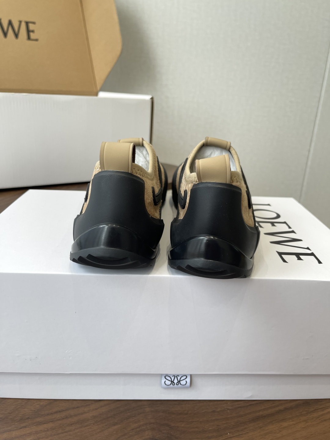 LOEWE26ss春夏新款休闲运动登山鞋这款鞋以简约为骨，以质感为翼，将低调与精致完美融合。流畅的鞋型线