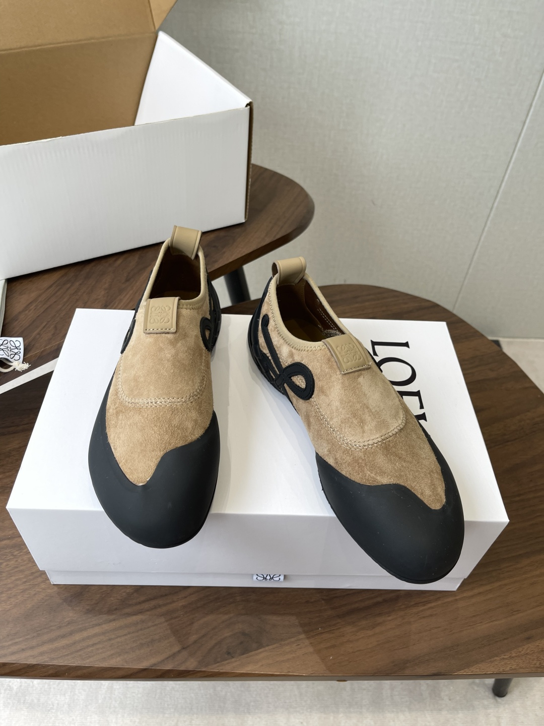 LOEWE26ss春夏新款休闲运动登山鞋这款鞋以简约为骨，以质感为翼，将低调与精致完美融合。流畅的鞋型线