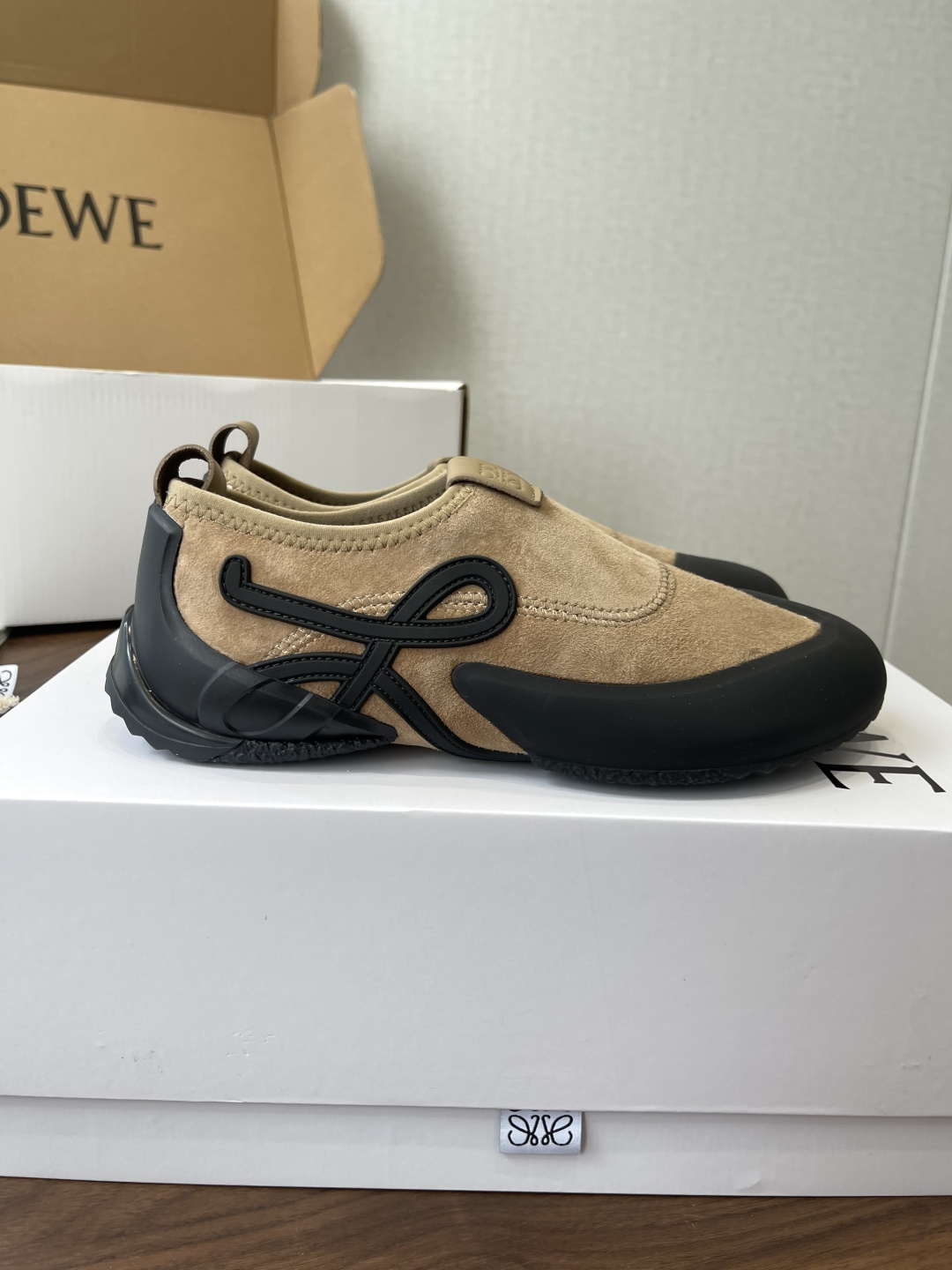 LOEWE26ss春夏新款休闲运动登山鞋这款鞋以简约为骨，以质感为翼，将低调与精致完美融合。流畅的鞋型线