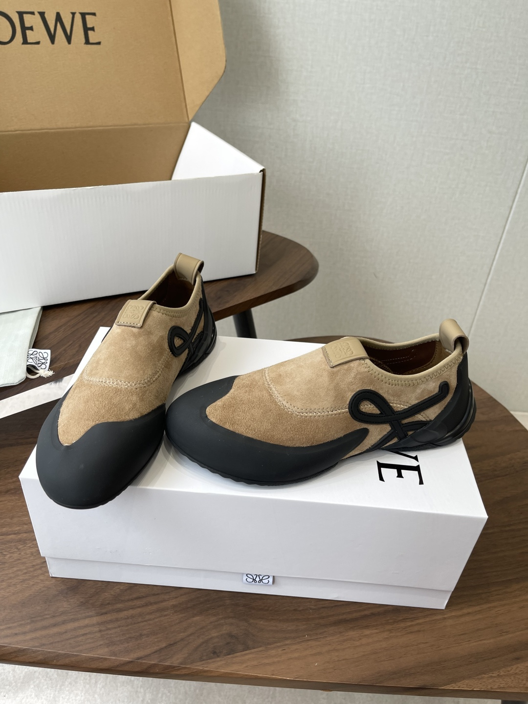LOEWE26ss春夏新款休闲运动登山鞋这款鞋以简约为骨，以质感为翼，将低调与精致完美融合。流畅的鞋型线