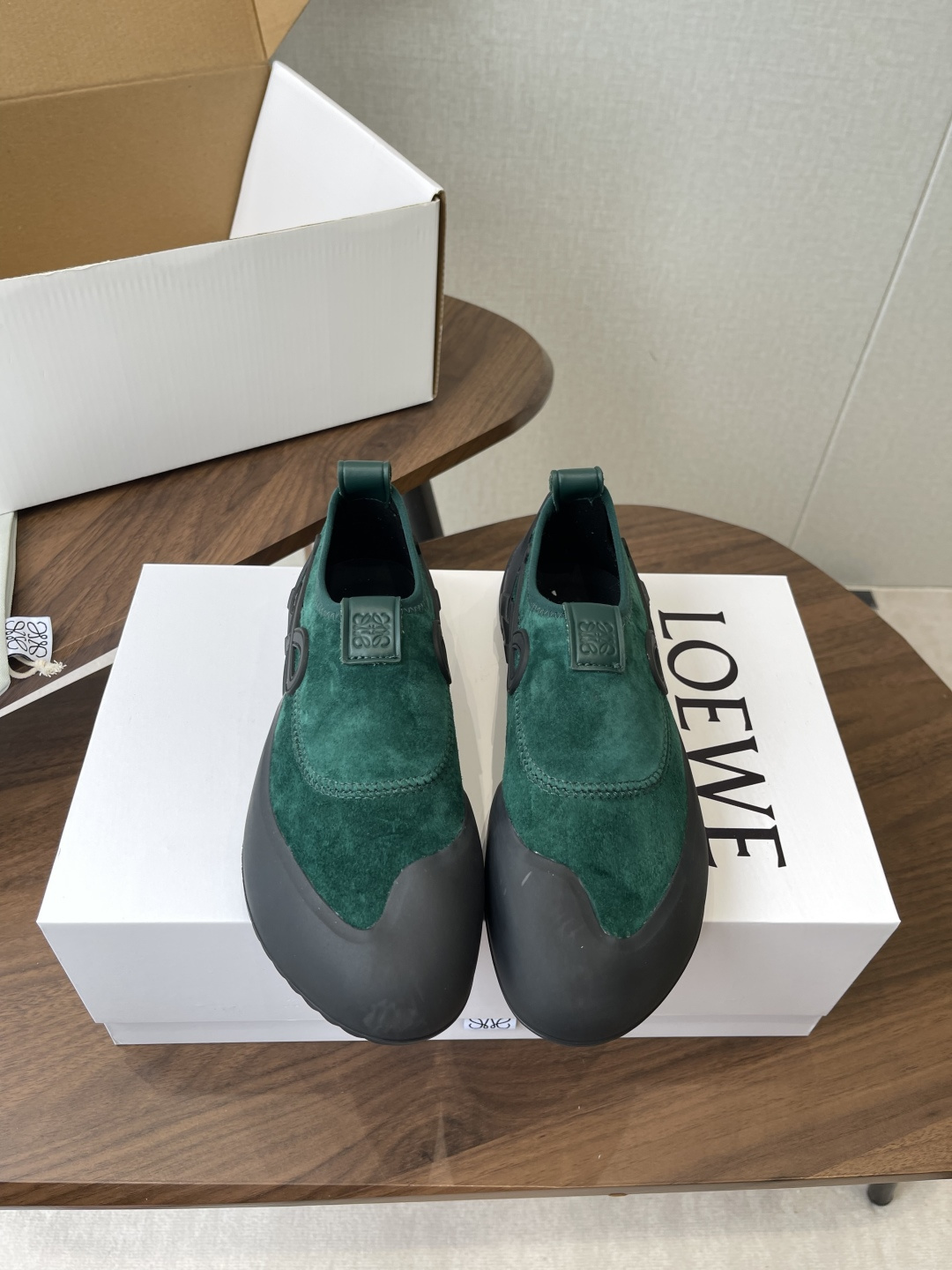 LOEWE26ss春夏新款休闲运动登山鞋这款鞋以简约为骨，以质感为翼，将低调与精致完美融合。流畅的鞋型线