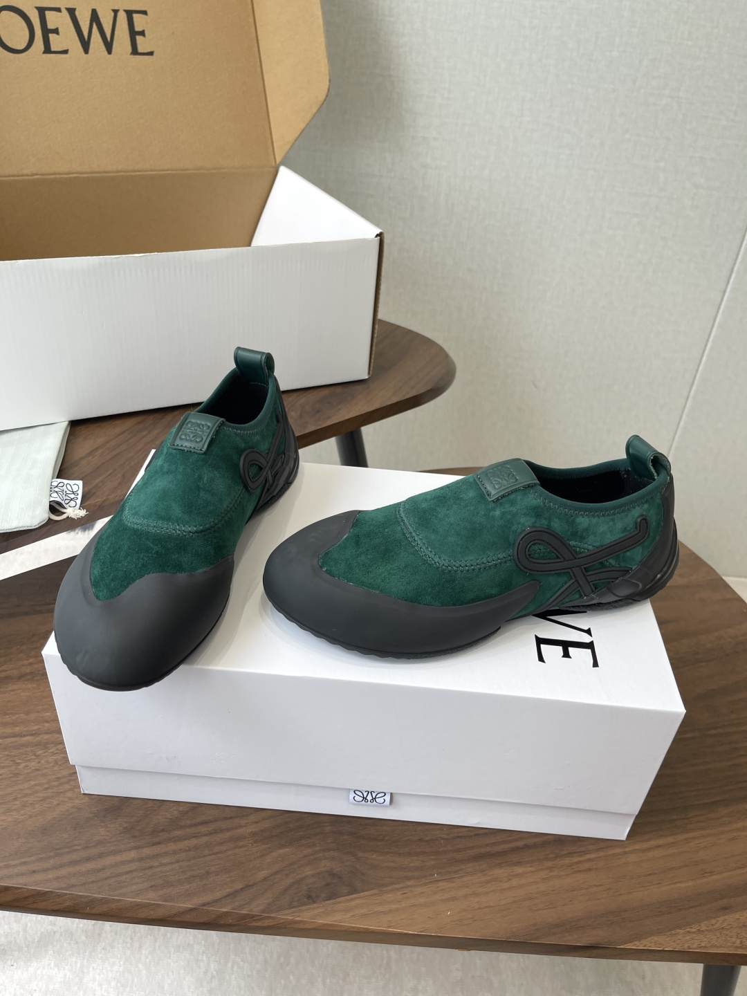 LOEWE26ss春夏新款休闲运动登山鞋这款鞋以简约为骨，以质感为翼，将低调与精致完美融合。流畅的鞋型线