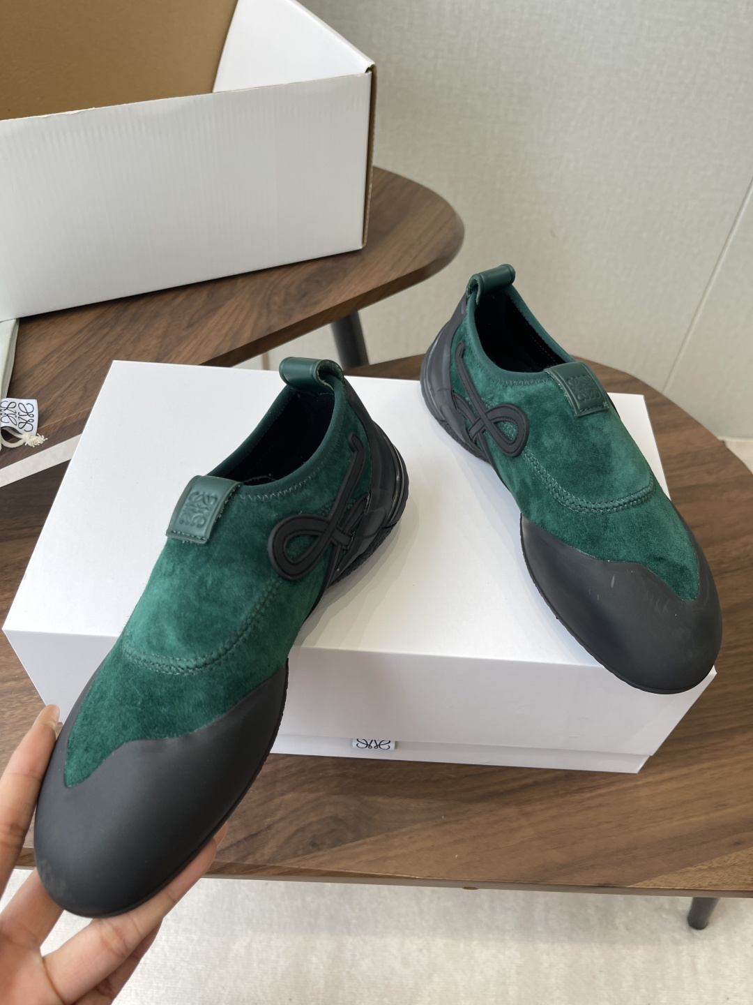 LOEWE26ss春夏新款休闲运动登山鞋这款鞋以简约为骨，以质感为翼，将低调与精致完美融合。流畅的鞋型线