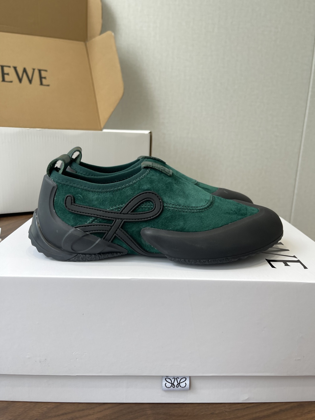 LOEWE26ss春夏新款休闲运动登山鞋这款鞋以简约为骨，以质感为翼，将低调与精致完美融合。流畅的鞋型线