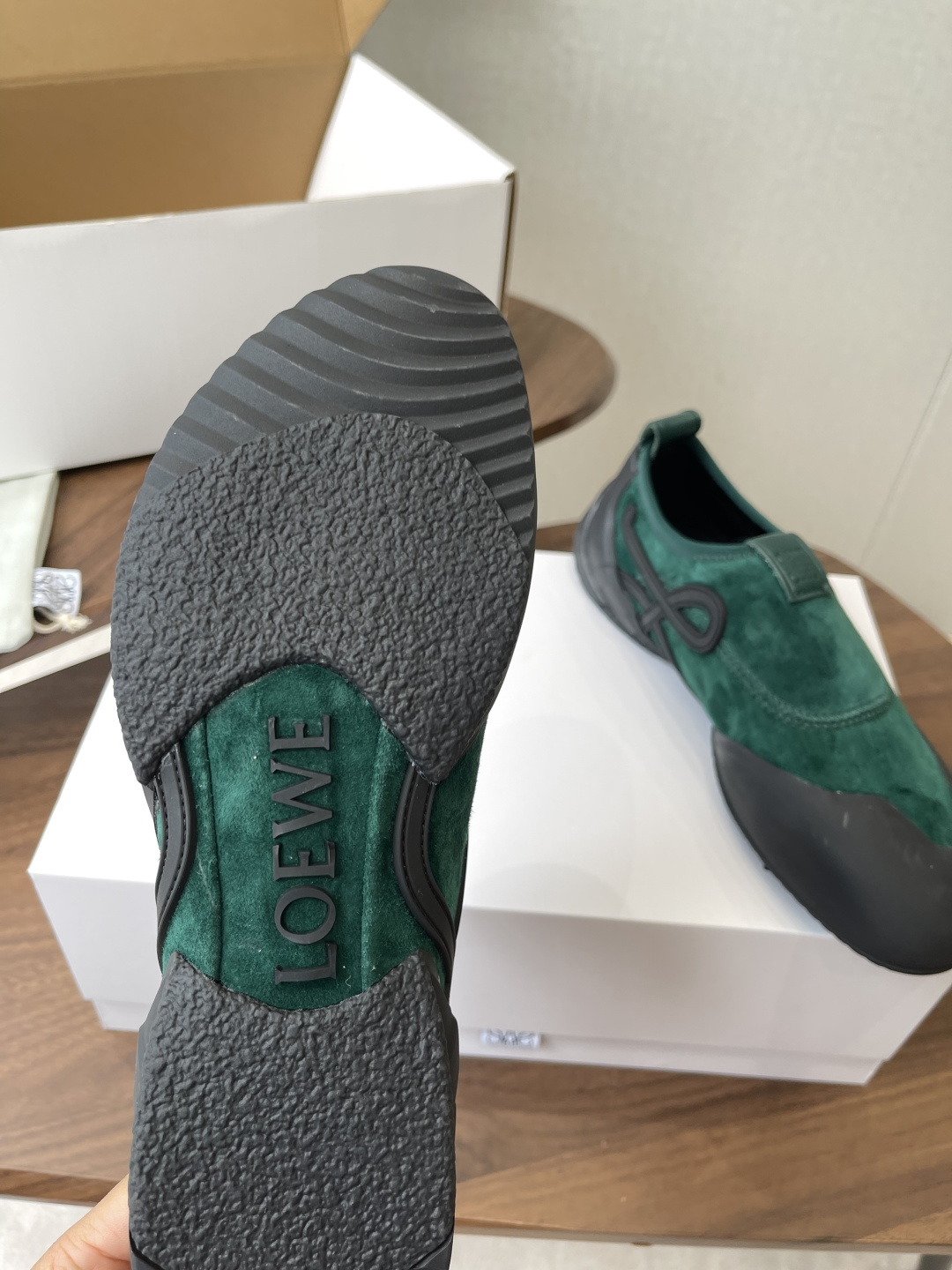 LOEWE26ss春夏新款休闲运动登山鞋这款鞋以简约为骨，以质感为翼，将低调与精致完美融合。流畅的鞋型线