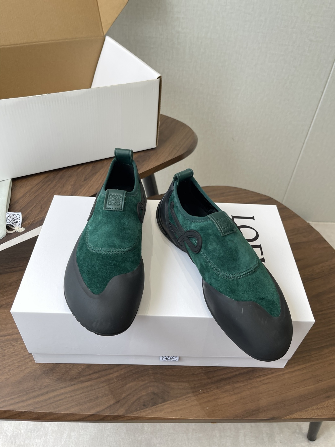 LOEWE26ss春夏新款休闲运动登山鞋这款鞋以简约为骨，以质感为翼，将低调与精致完美融合。流畅的鞋型线