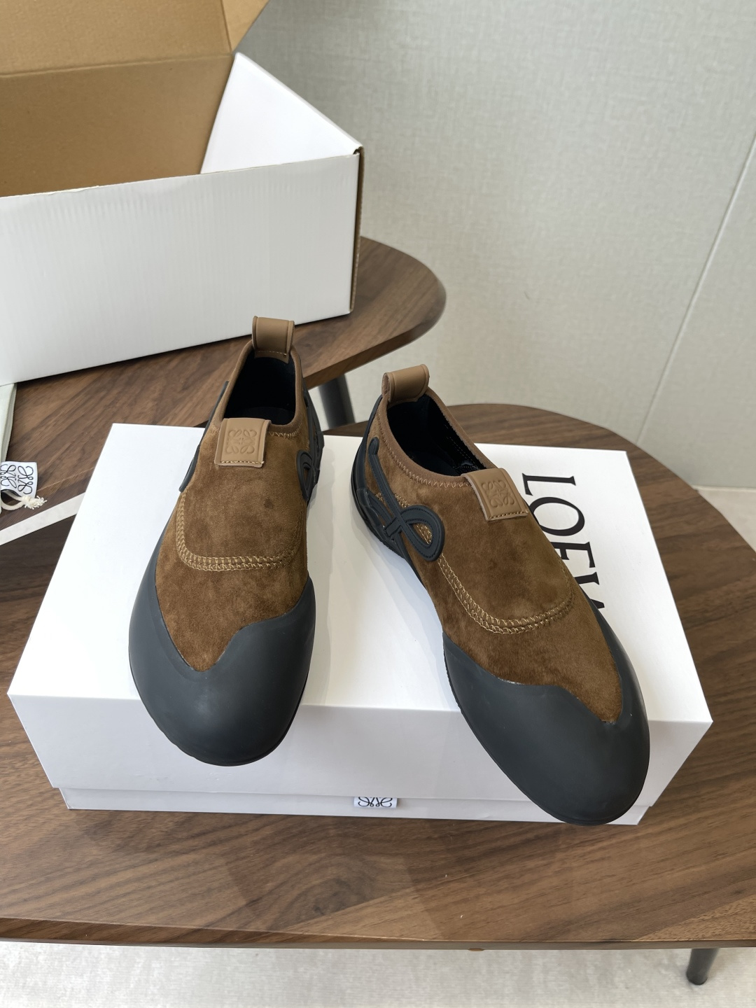 LOEWE26ss春夏新款休闲运动登山鞋这款鞋以简约为骨，以质感为翼，将低调与精致完美融合。流畅的鞋型线