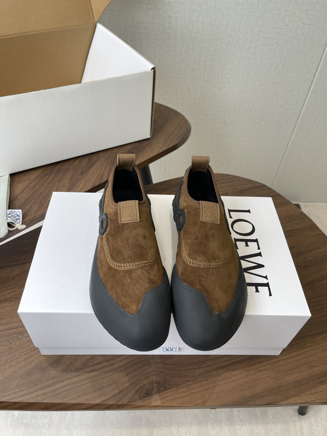 LOEWE26ss春夏新款休闲运动登山鞋这款鞋以简约为骨，以质感为翼，将低调与精致完美融合。流畅的鞋型线