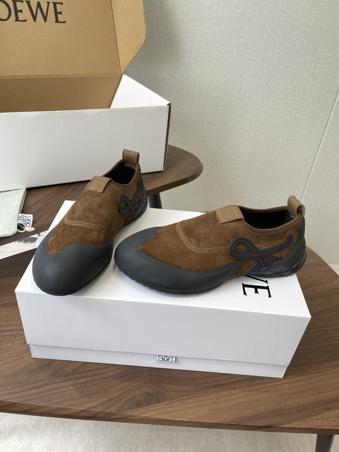LOEWE26ss春夏新款休闲运动登山鞋这款鞋以简约为骨，以质感为翼，将低调与精致完美融合。流畅的鞋型线