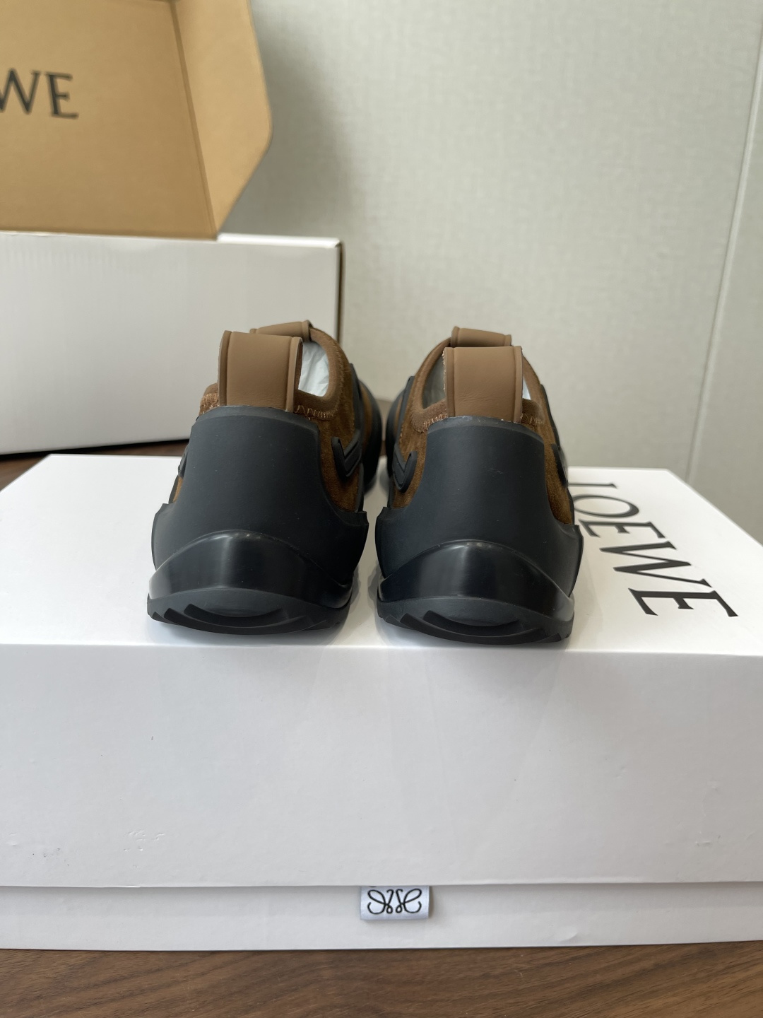 LOEWE26ss春夏新款休闲运动登山鞋这款鞋以简约为骨，以质感为翼，将低调与精致完美融合。流畅的鞋型线