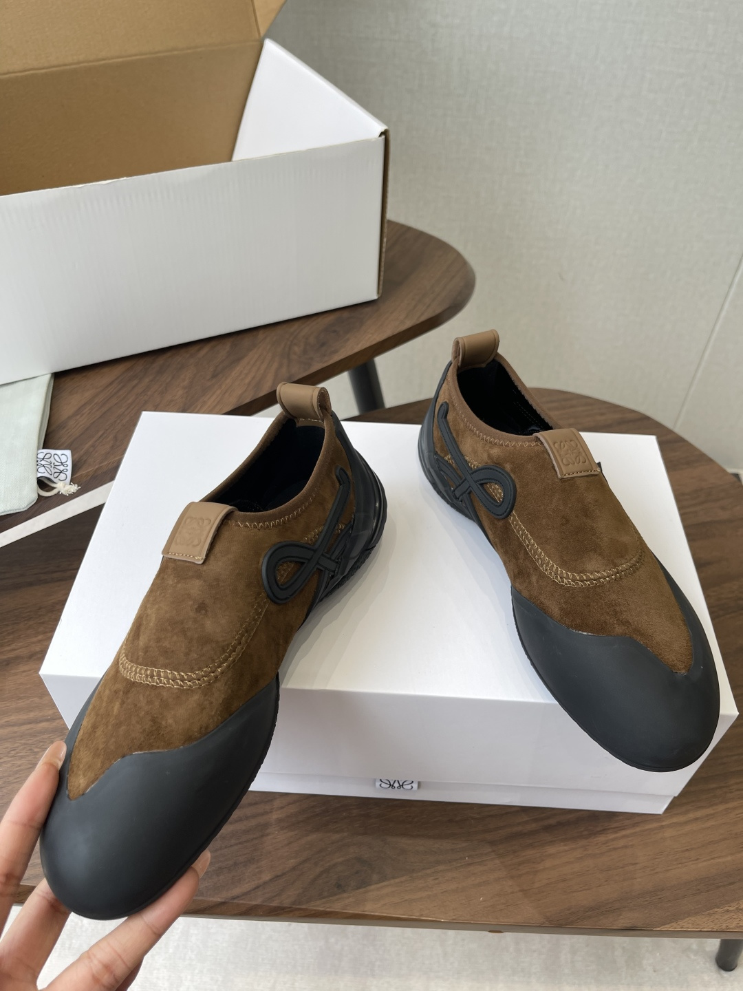 LOEWE26ss春夏新款休闲运动登山鞋这款鞋以简约为骨，以质感为翼，将低调与精致完美融合。流畅的鞋型线