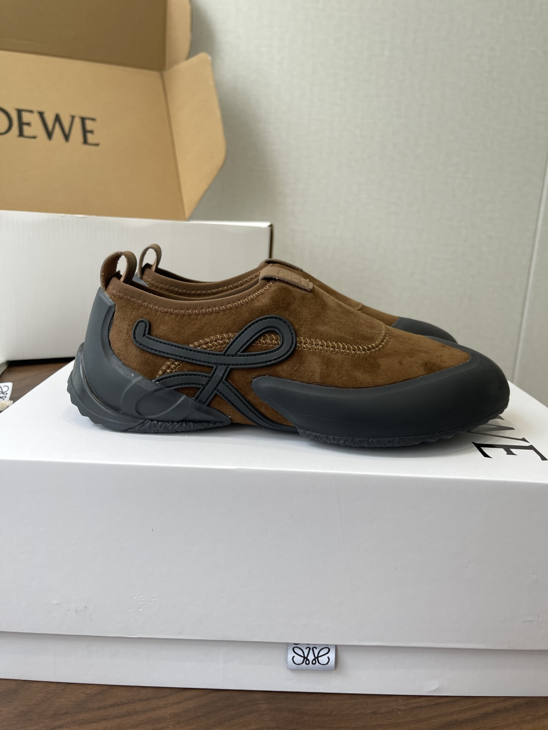 LOEWE26ss春夏新款休闲运动登山鞋这款鞋以简约为骨，以质感为翼，将低调与精致完美融合。流畅的鞋型线