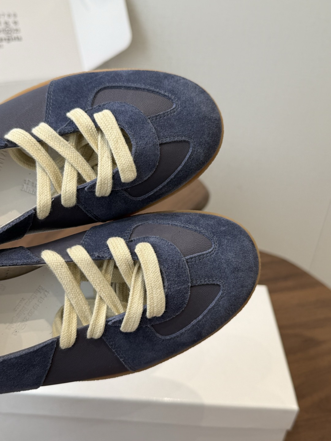 Maison Margiela26ss夏季新款芭蕾德训鞋这款芭蕾风德训鞋，以品牌标志性的柔美元素为基底，