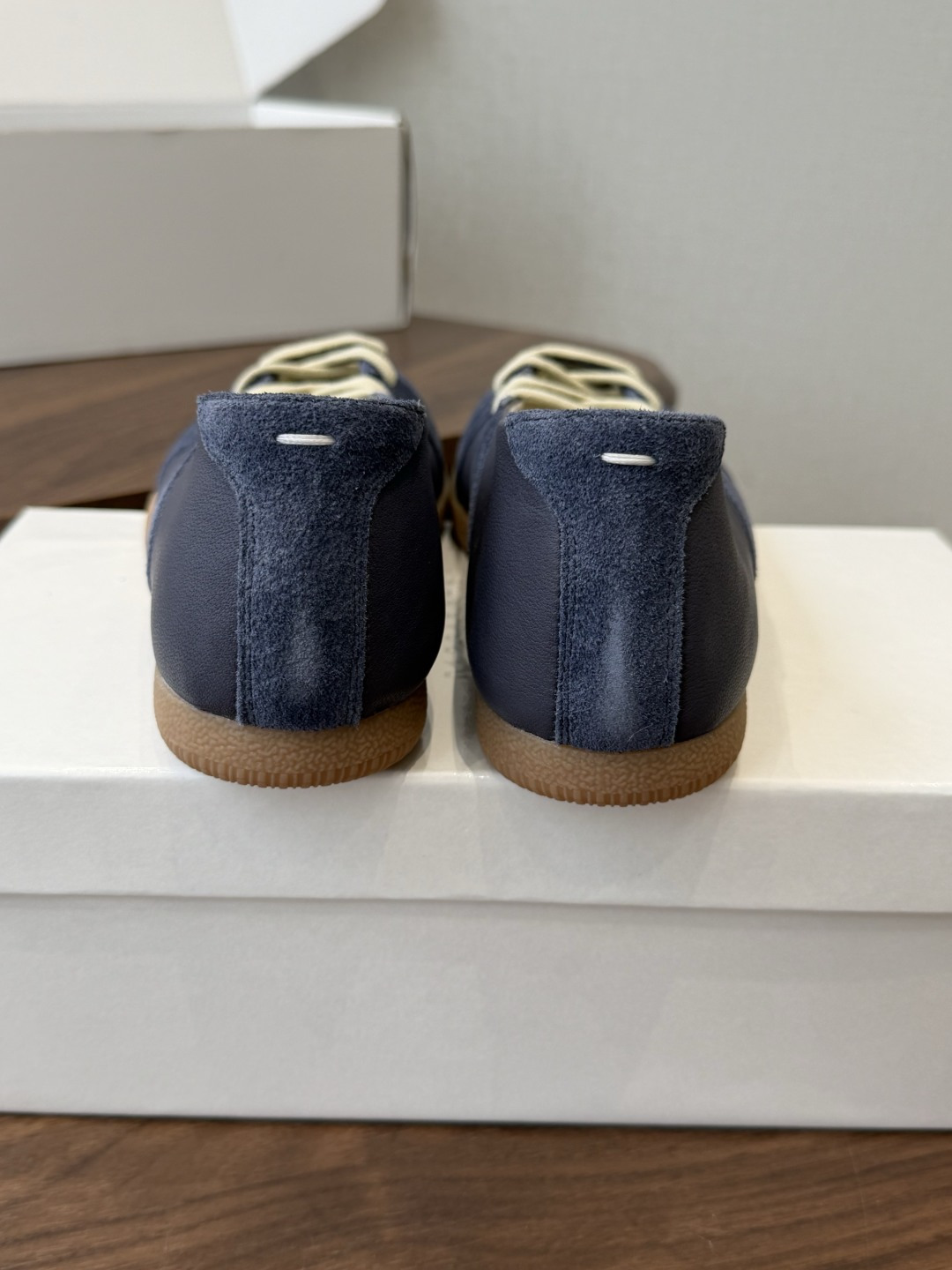 Maison Margiela26ss夏季新款芭蕾德训鞋这款芭蕾风德训鞋，以品牌标志性的柔美元素为基底，