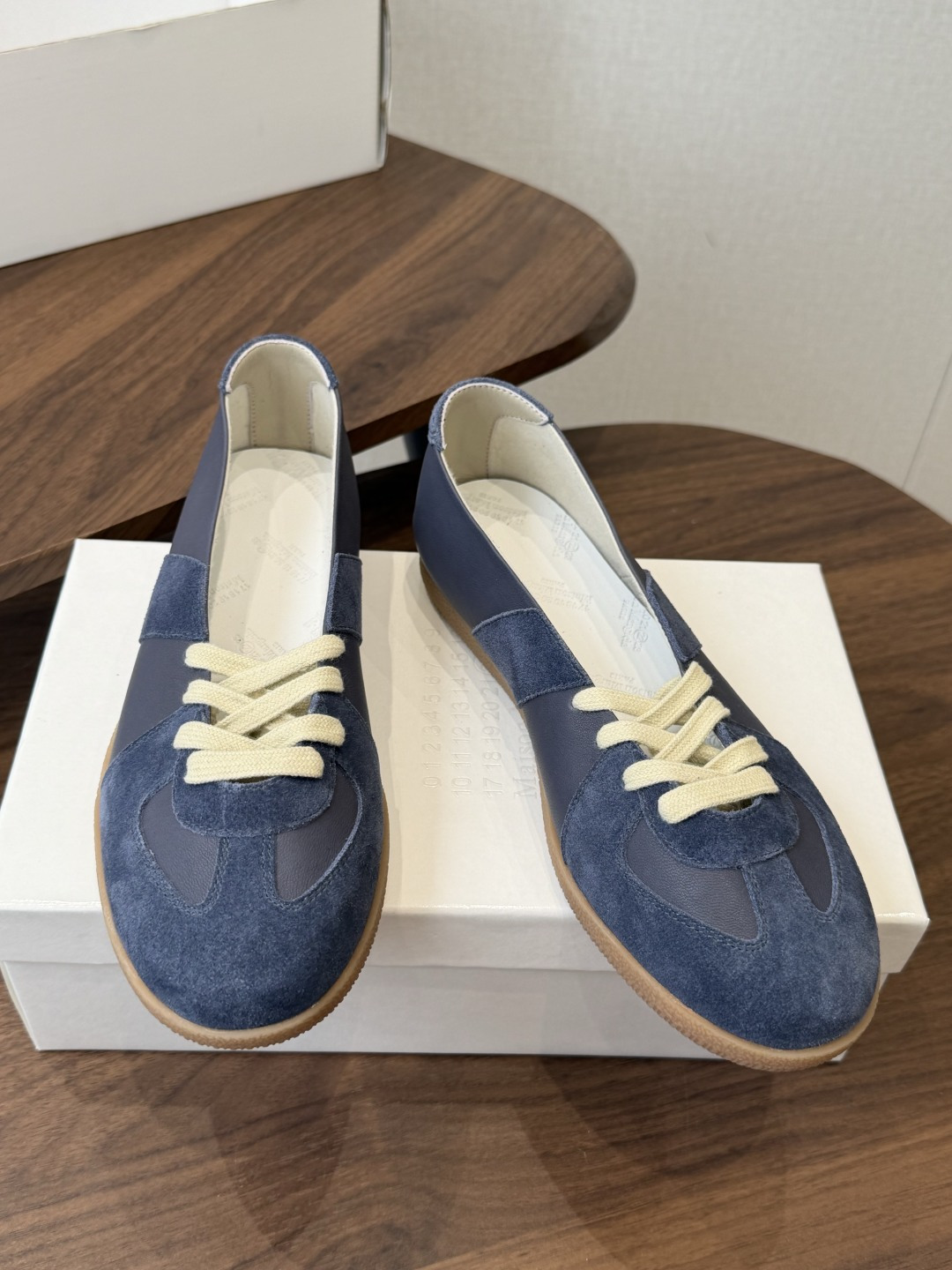 Maison Margiela26ss夏季新款芭蕾德训鞋这款芭蕾风德训鞋，以品牌标志性的柔美元素为基底，