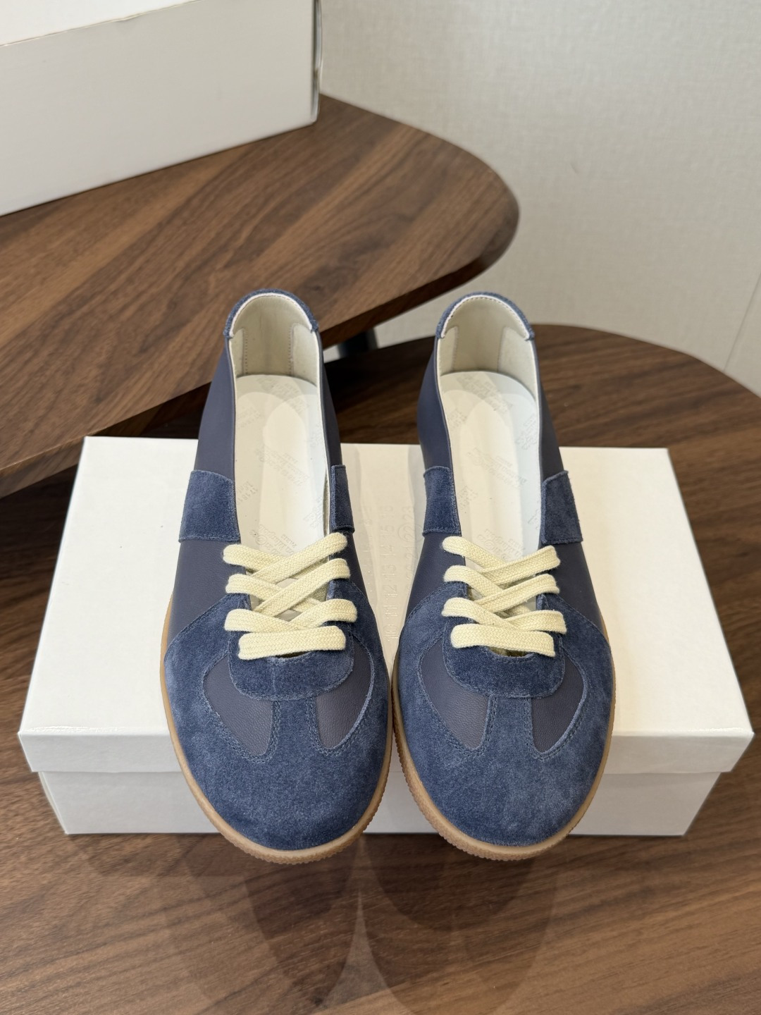 Maison Margiela26ss夏季新款芭蕾德训鞋这款芭蕾风德训鞋，以品牌标志性的柔美元素为基底，