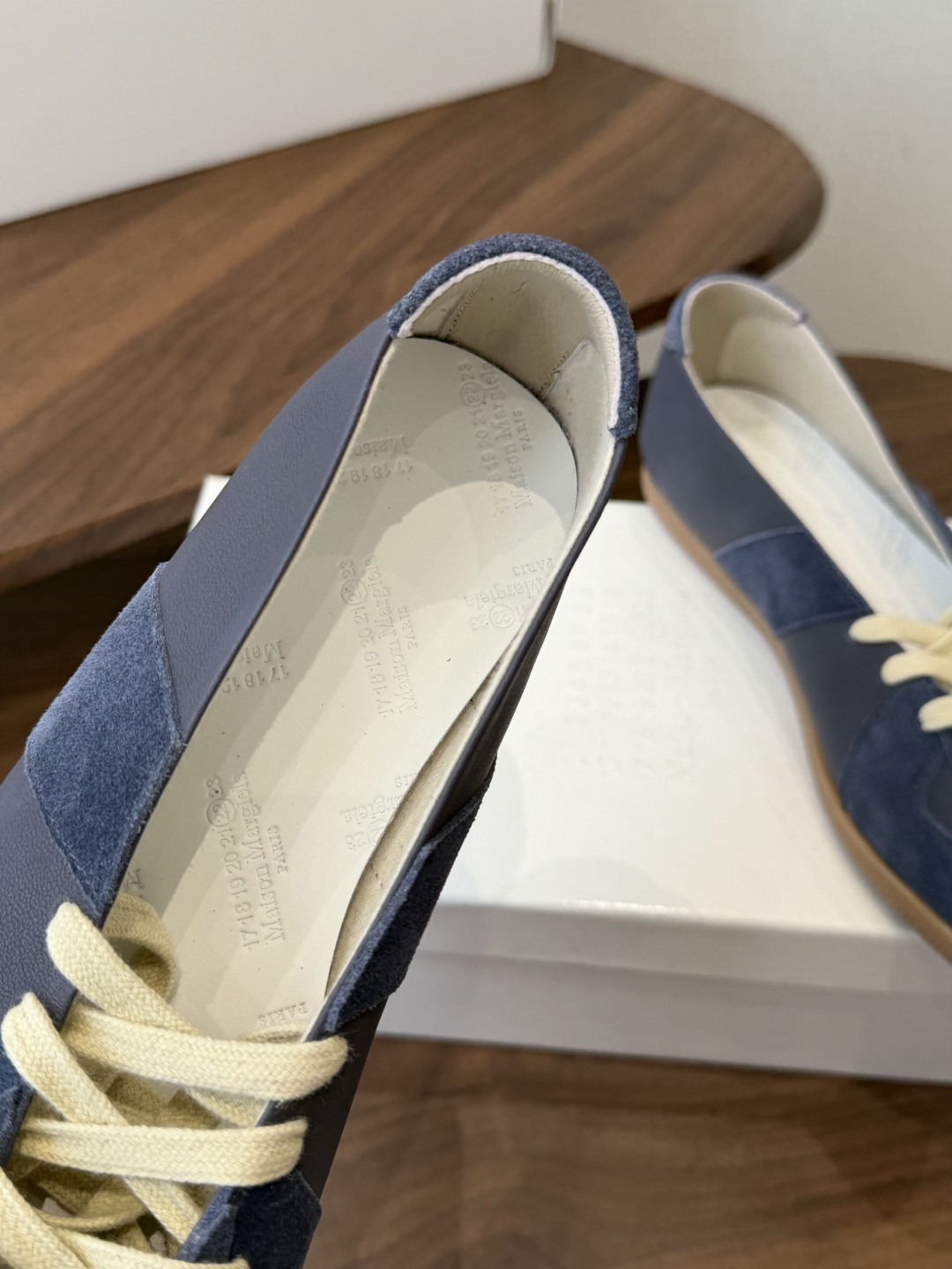 Maison Margiela26ss夏季新款芭蕾德训鞋这款芭蕾风德训鞋，以品牌标志性的柔美元素为基底，
