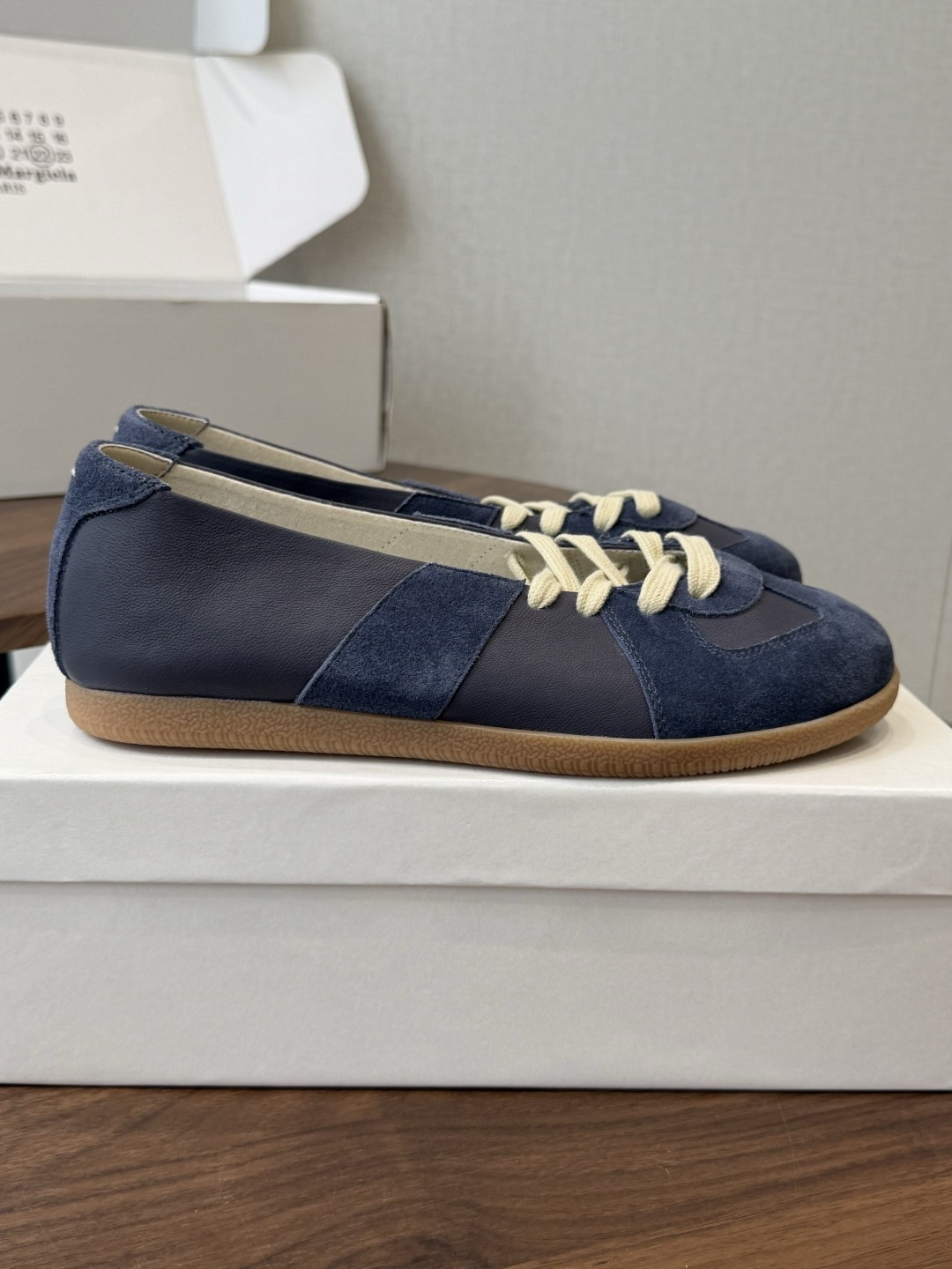 Maison Margiela26ss夏季新款芭蕾德训鞋这款芭蕾风德训鞋，以品牌标志性的柔美元素为基底，