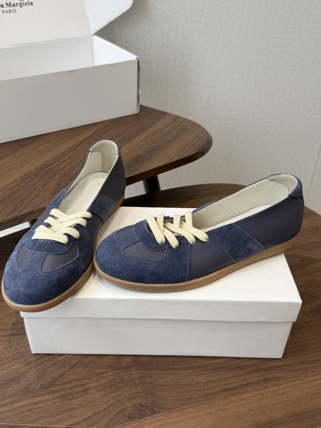 Maison Margiela26ss夏季新款芭蕾德训鞋这款芭蕾风德训鞋，以品牌标志性的柔美元素为基底，