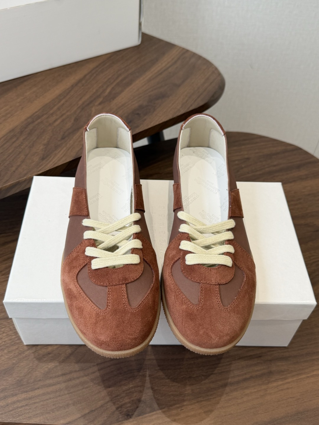 Maison Margiela26ss夏季新款芭蕾德训鞋这款芭蕾风德训鞋，以品牌标志性的柔美元素为基底，