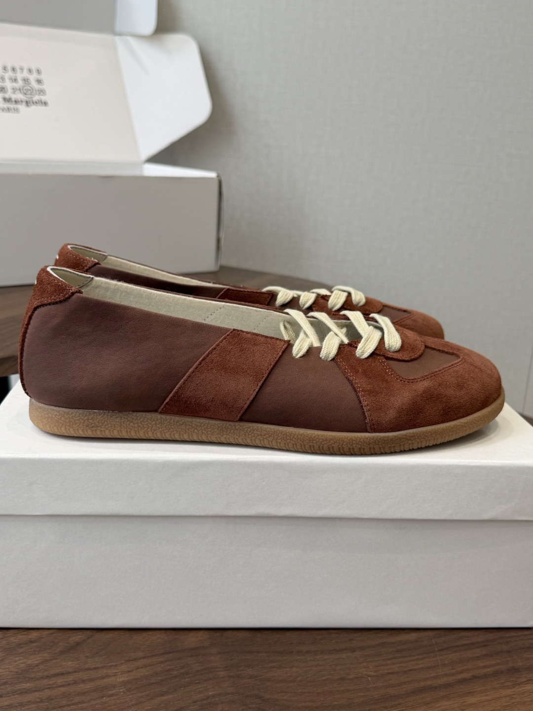 Maison Margiela26ss夏季新款芭蕾德训鞋这款芭蕾风德训鞋，以品牌标志性的柔美元素为基底，